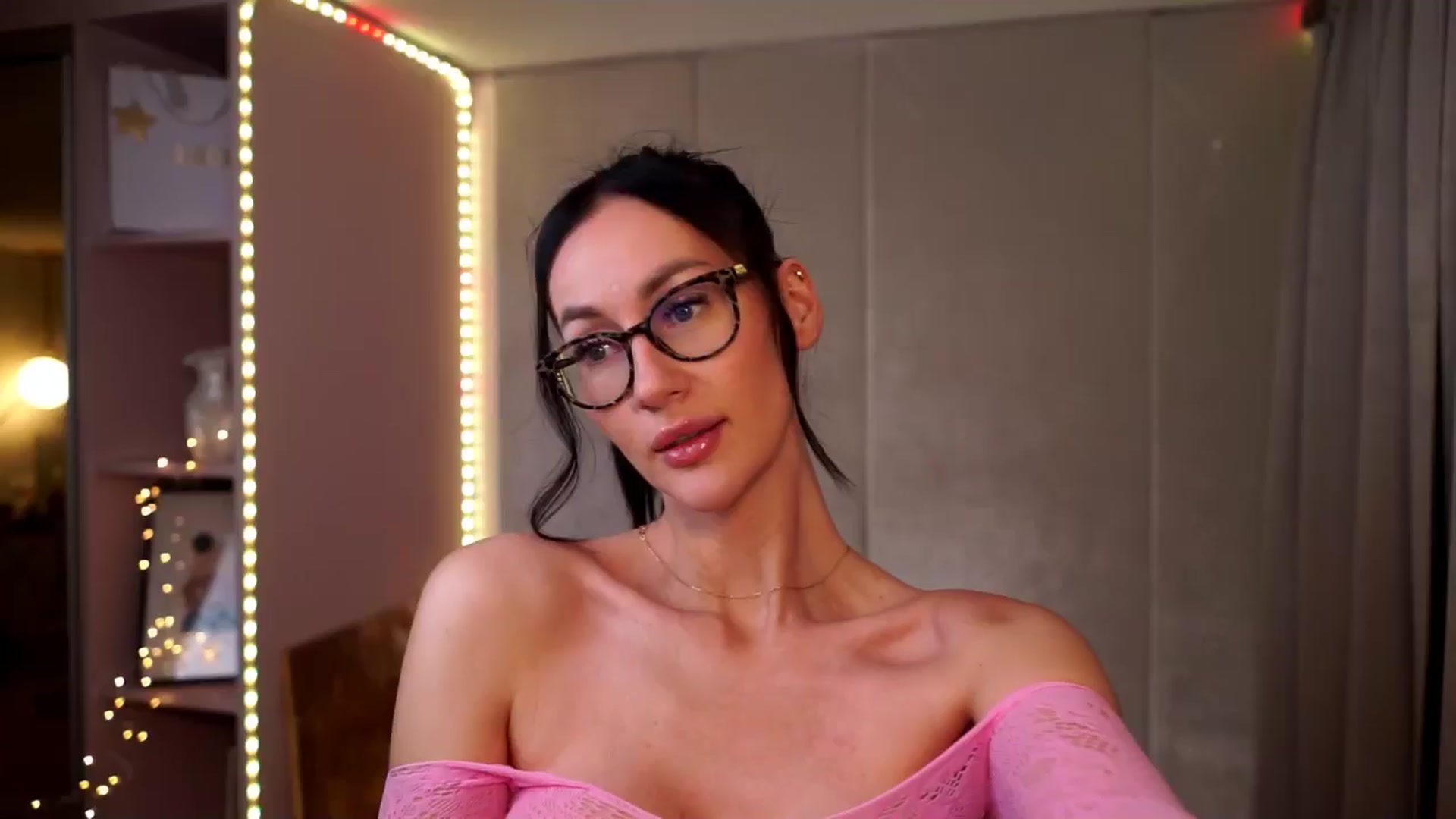 Gallery image thumbnail from Queen_Dasha's myfreecams stream on, 08/17/2024, 18:47 image 13 of 20