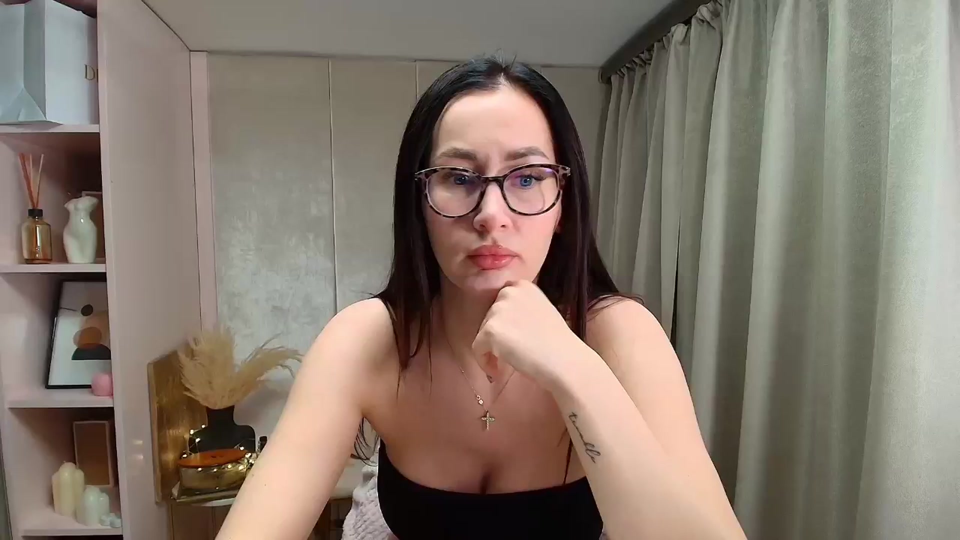 Gallery image thumbnail from Queen_Dasha's myfreecams stream on, 01/16/2026, 23:01 image 10 of 20
