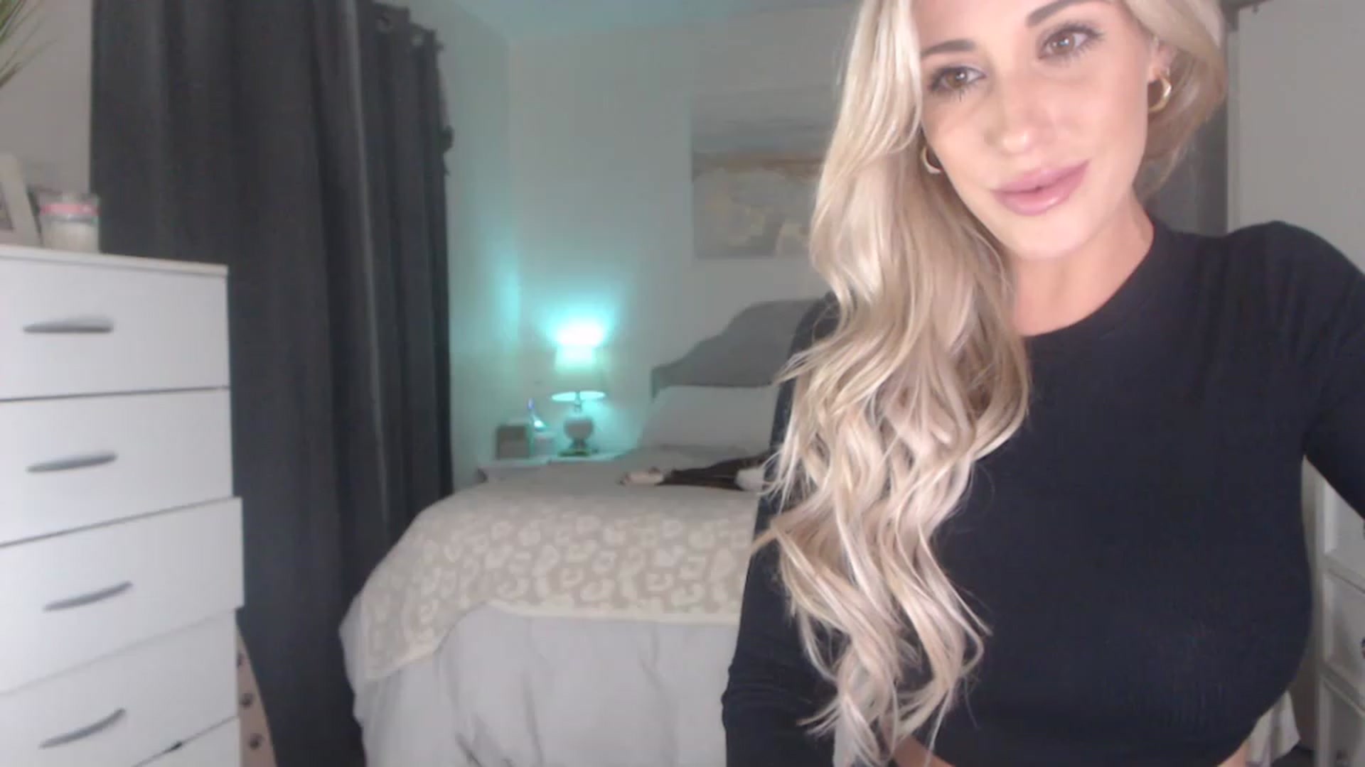 Gallery image thumbnail from Queen_bambii's myfreecams stream on, 11/22/2022, 07:37 image 5 of 20