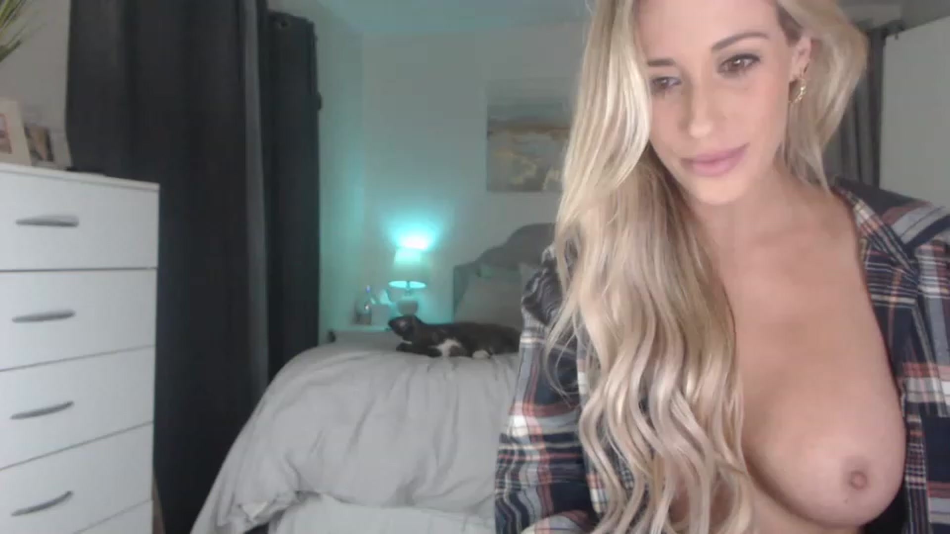 Gallery image thumbnail from Queen_bambii's myfreecams stream on, 12/03/2022, 08:36 image 17 of 20