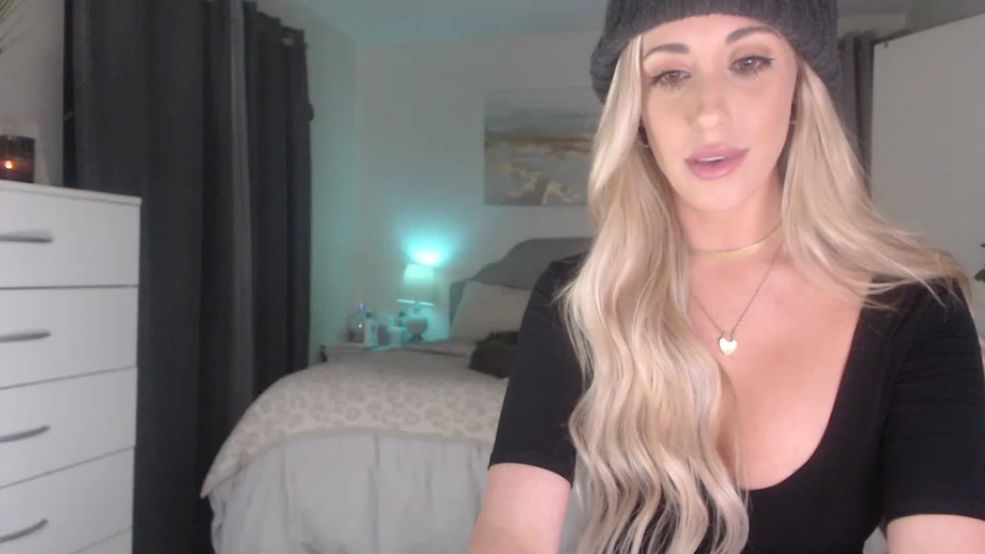 Gallery image thumbnail from Queen_bambii's myfreecams stream on, 12/09/2022, 04:31 image 10 of 20