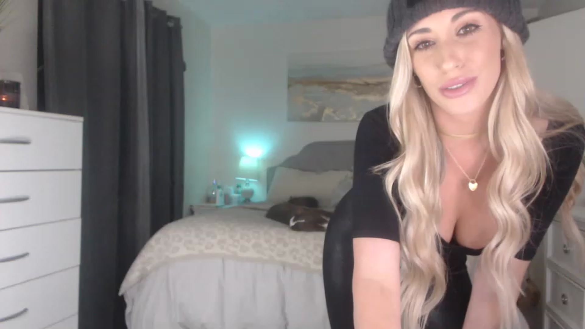 Gallery image thumbnail from Queen_bambii's myfreecams stream on, 12/09/2022, 04:31 image 12 of 20