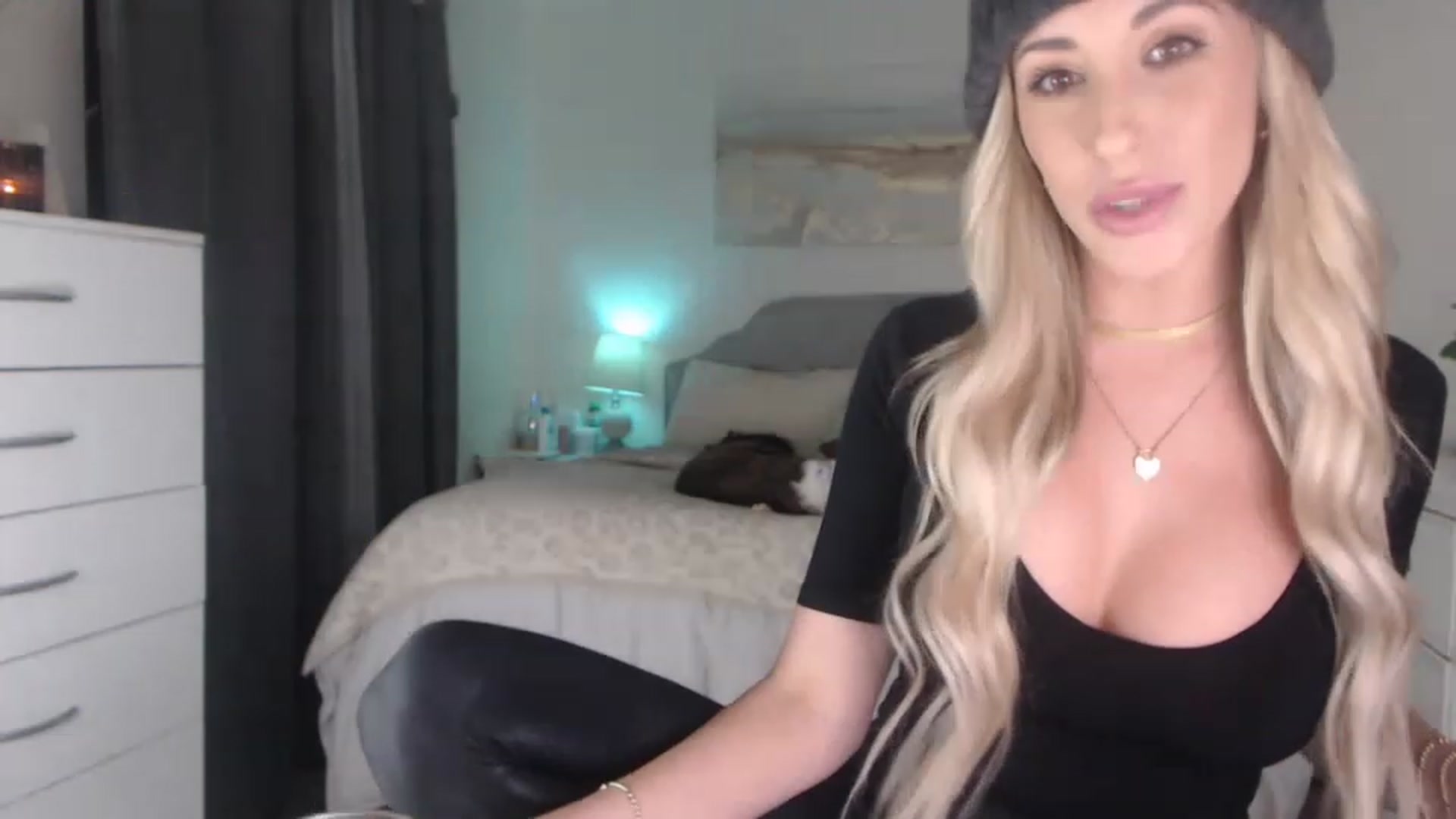 Gallery image thumbnail from Queen_bambii's myfreecams stream on, 12/09/2022, 04:31 image 17 of 20