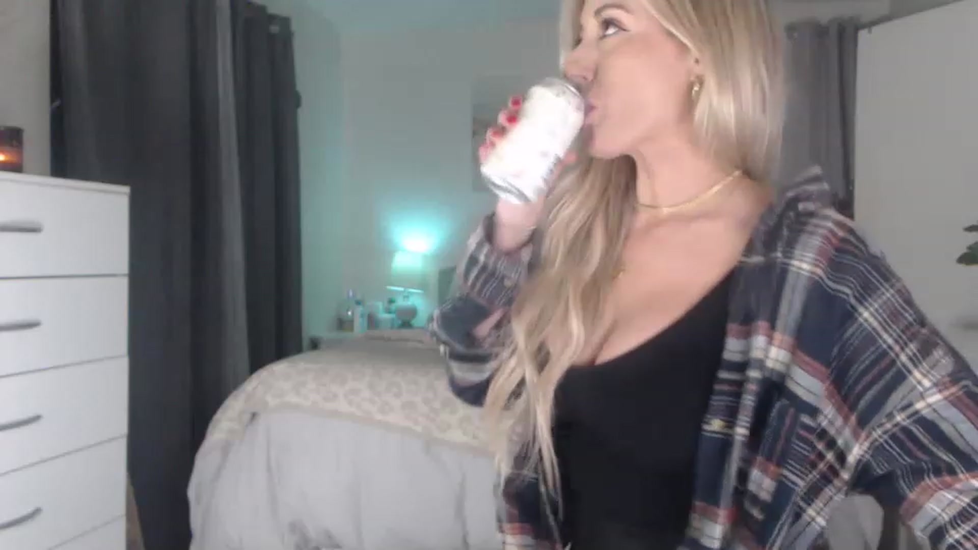 Gallery image thumbnail from Queen_bambii's myfreecams stream on, 12/09/2022, 07:53 image 8 of 20