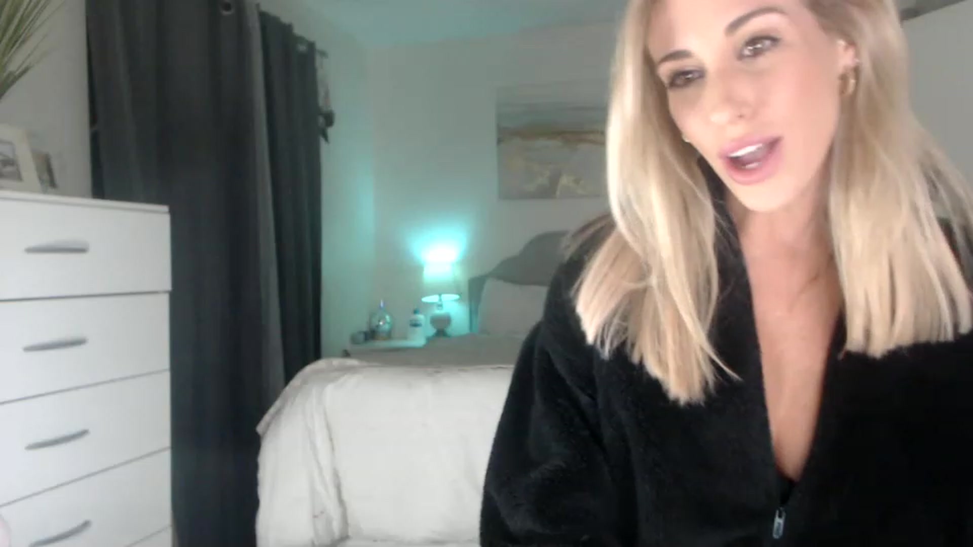 Gallery image thumbnail from Queen_bambii's myfreecams stream on, 12/22/2022, 07:40 image 6 of 20