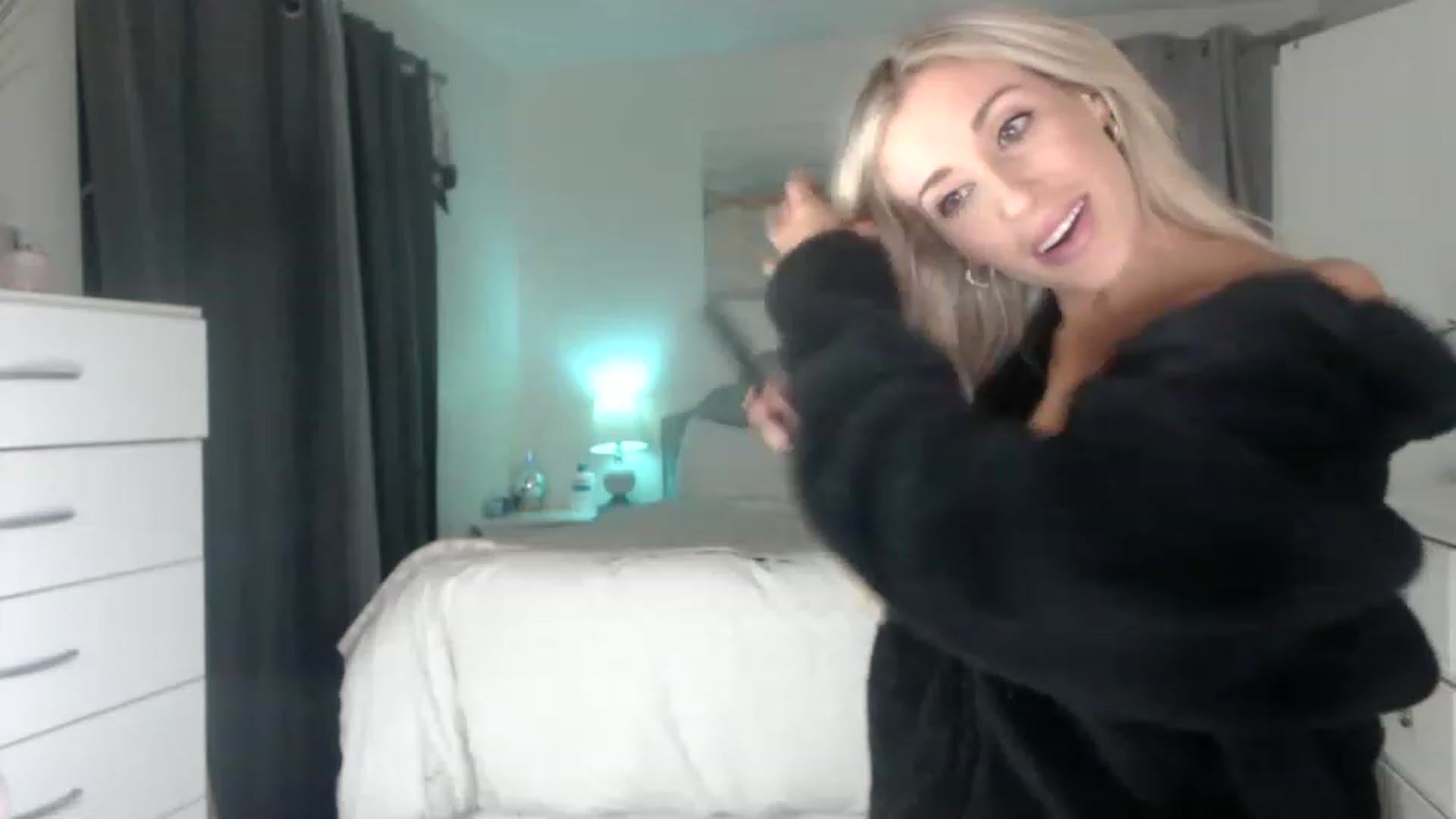 Gallery image thumbnail from Queen_bambii's myfreecams stream on, 12/22/2022, 07:40 image 3 of 20