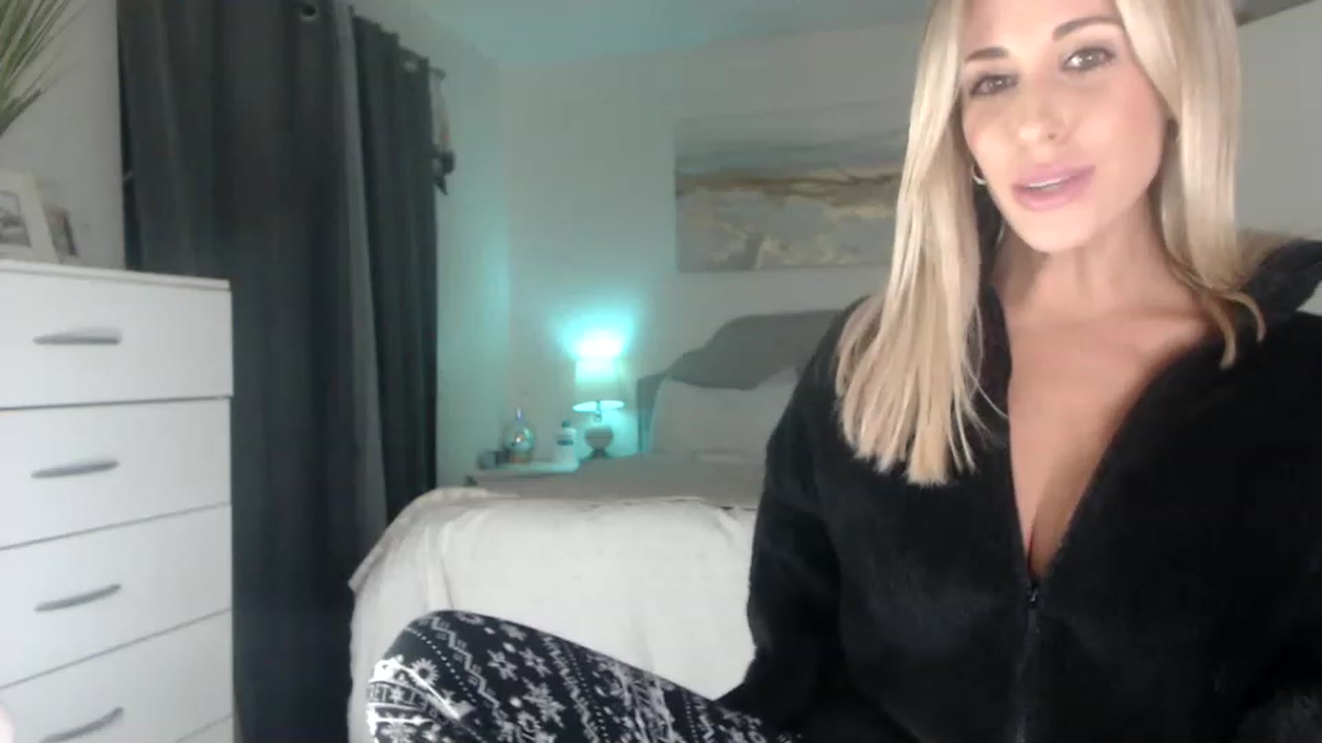 Gallery image thumbnail from Queen_bambii's myfreecams stream on, 12/22/2022, 07:40 image 11 of 20