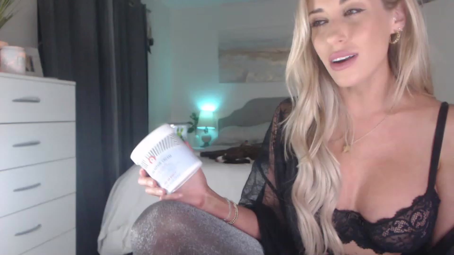 Gallery image thumbnail from Queen_bambii's myfreecams stream on, 01/04/2023, 08:38 image 1 of 20