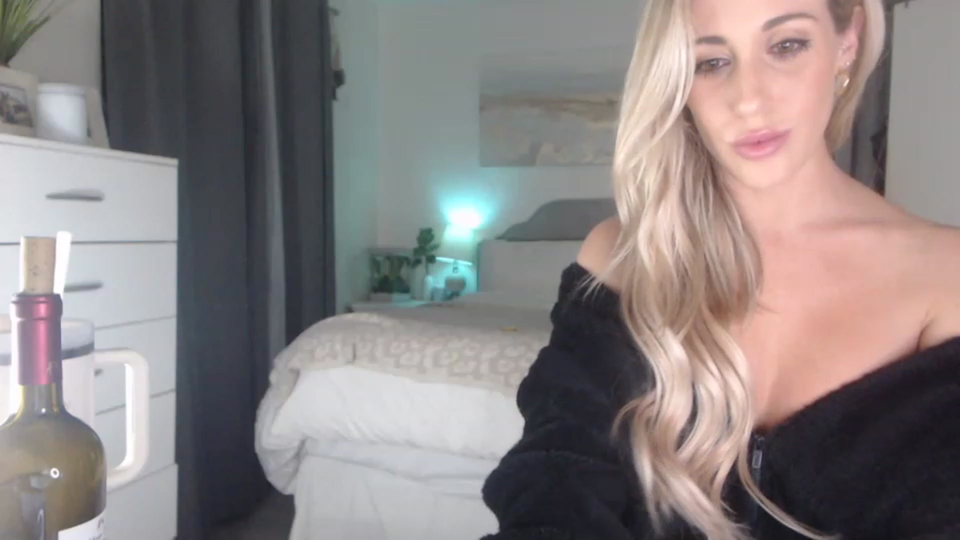 Gallery image thumbnail from Queen_bambii's myfreecams stream on, 01/16/2023, 08:34 image 14 of 20