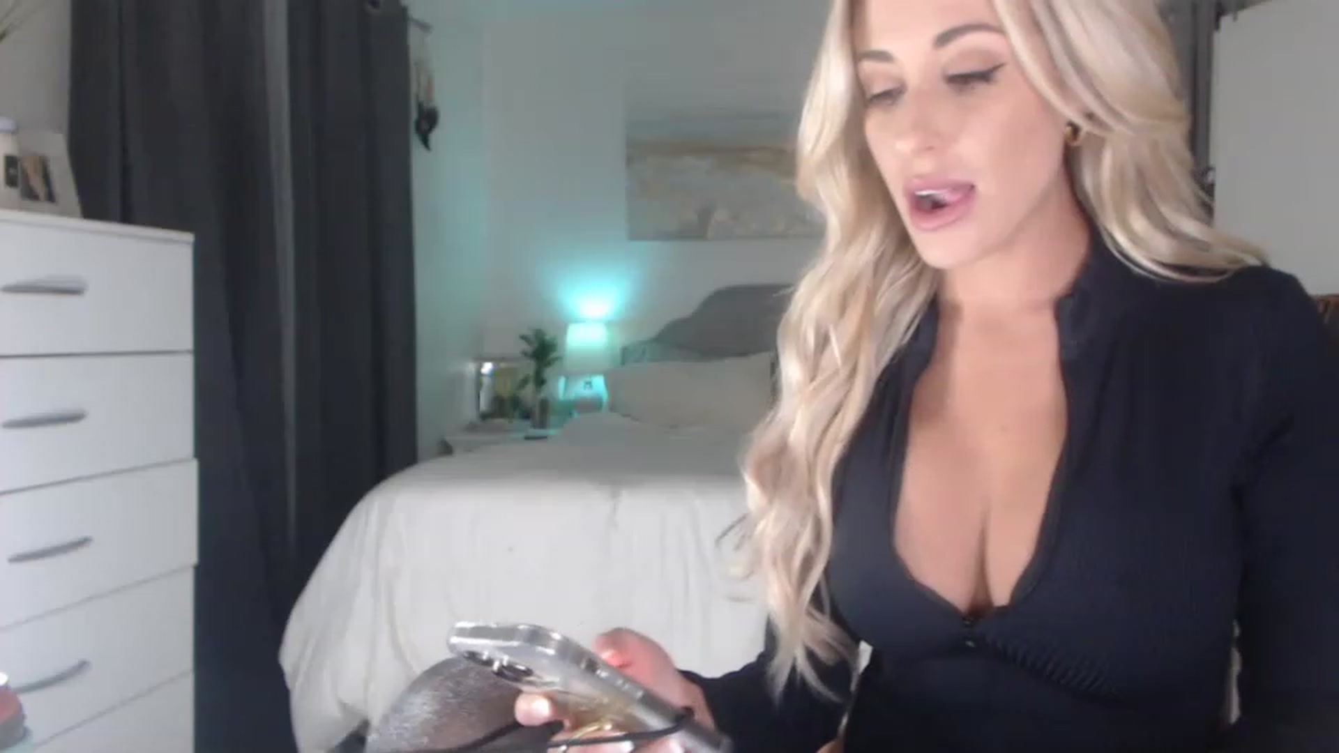 Gallery image thumbnail from Queen_bambii's myfreecams stream on, 02/06/2023, 06:10 image 2 of 20