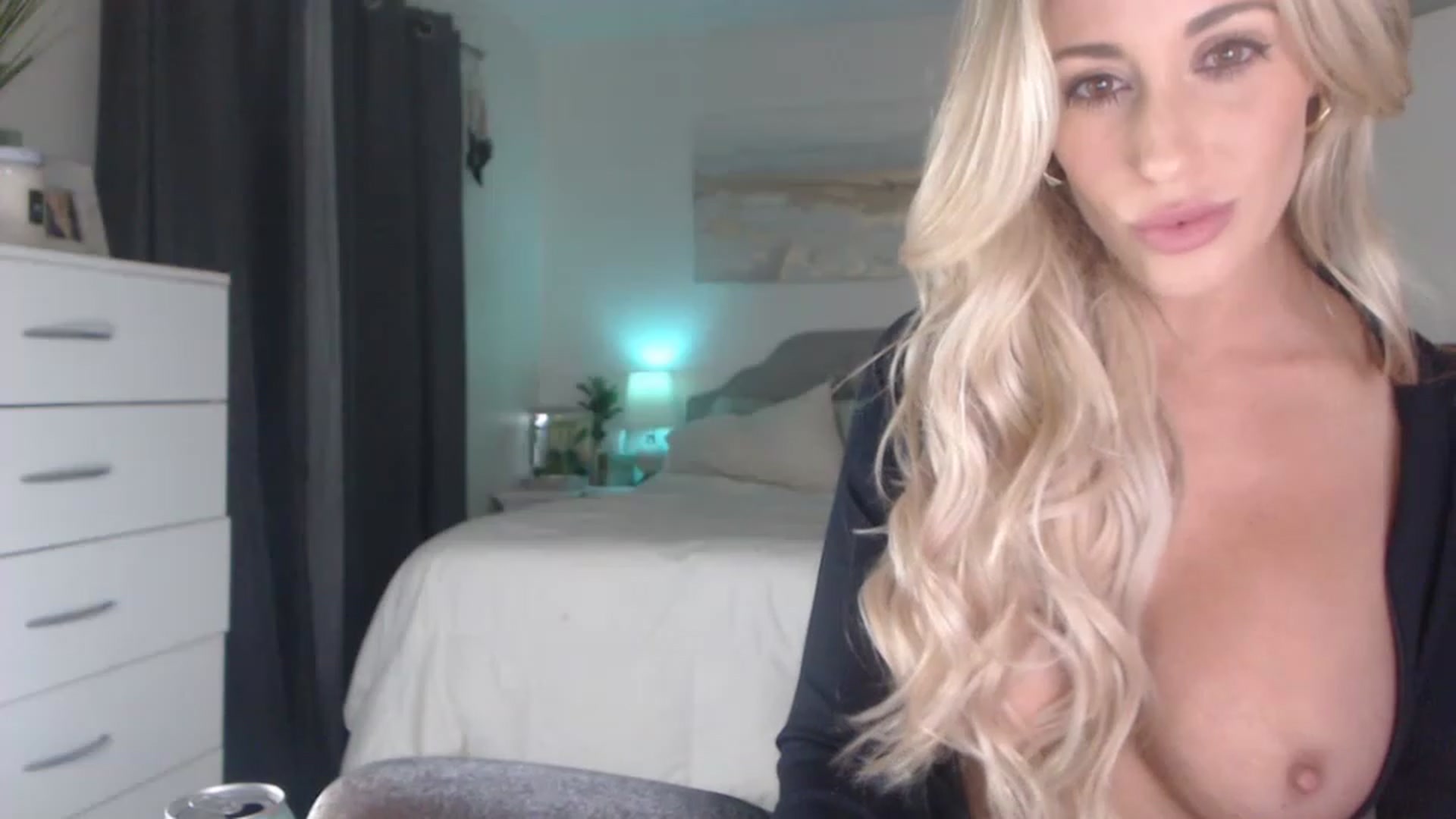 Gallery image thumbnail from Queen_bambii's myfreecams stream on, 02/06/2023, 07:09 image 13 of 20