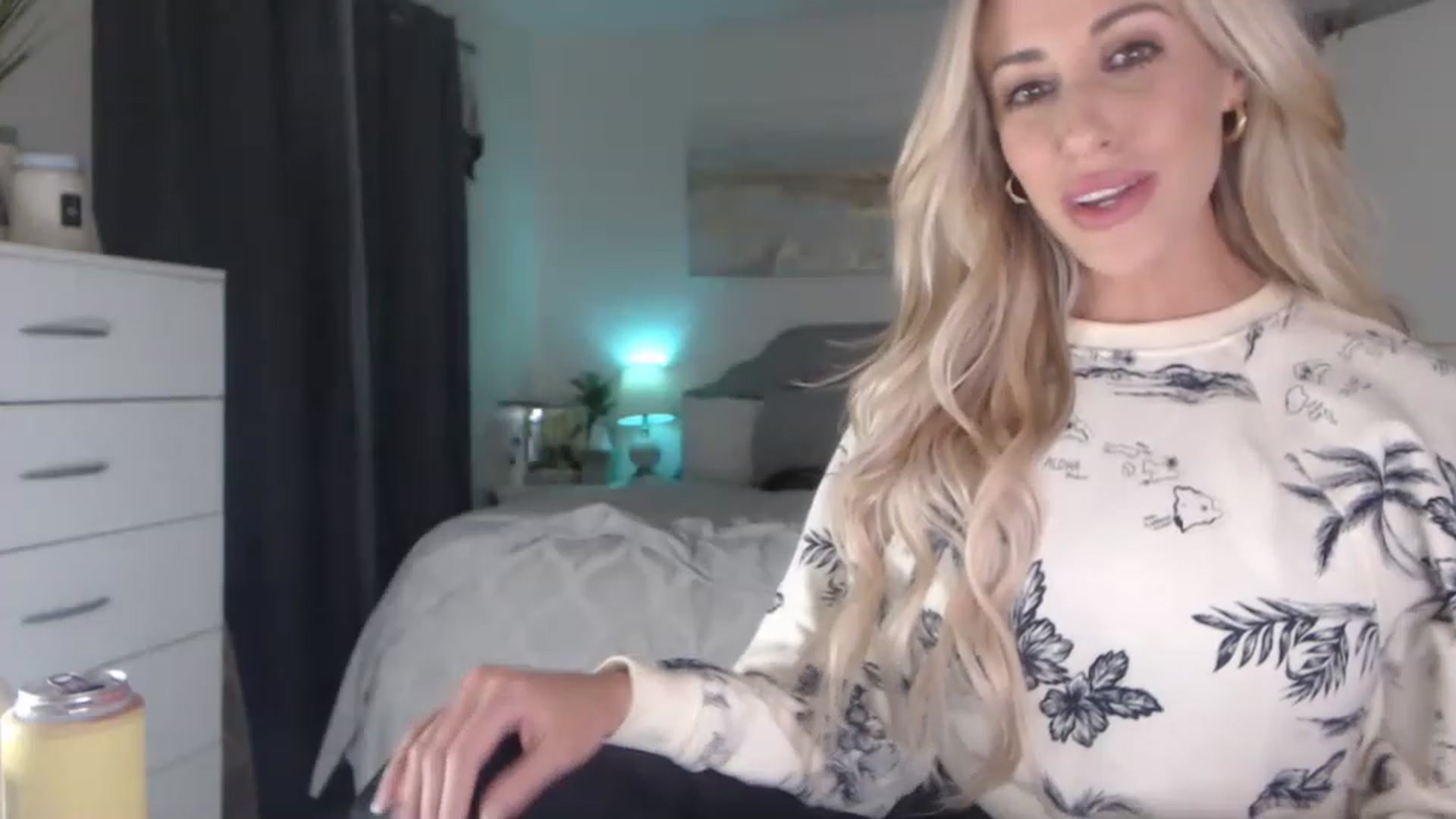 Gallery image thumbnail from Queen_bambii's myfreecams stream on, 02/09/2023, 07:43 image 16 of 20