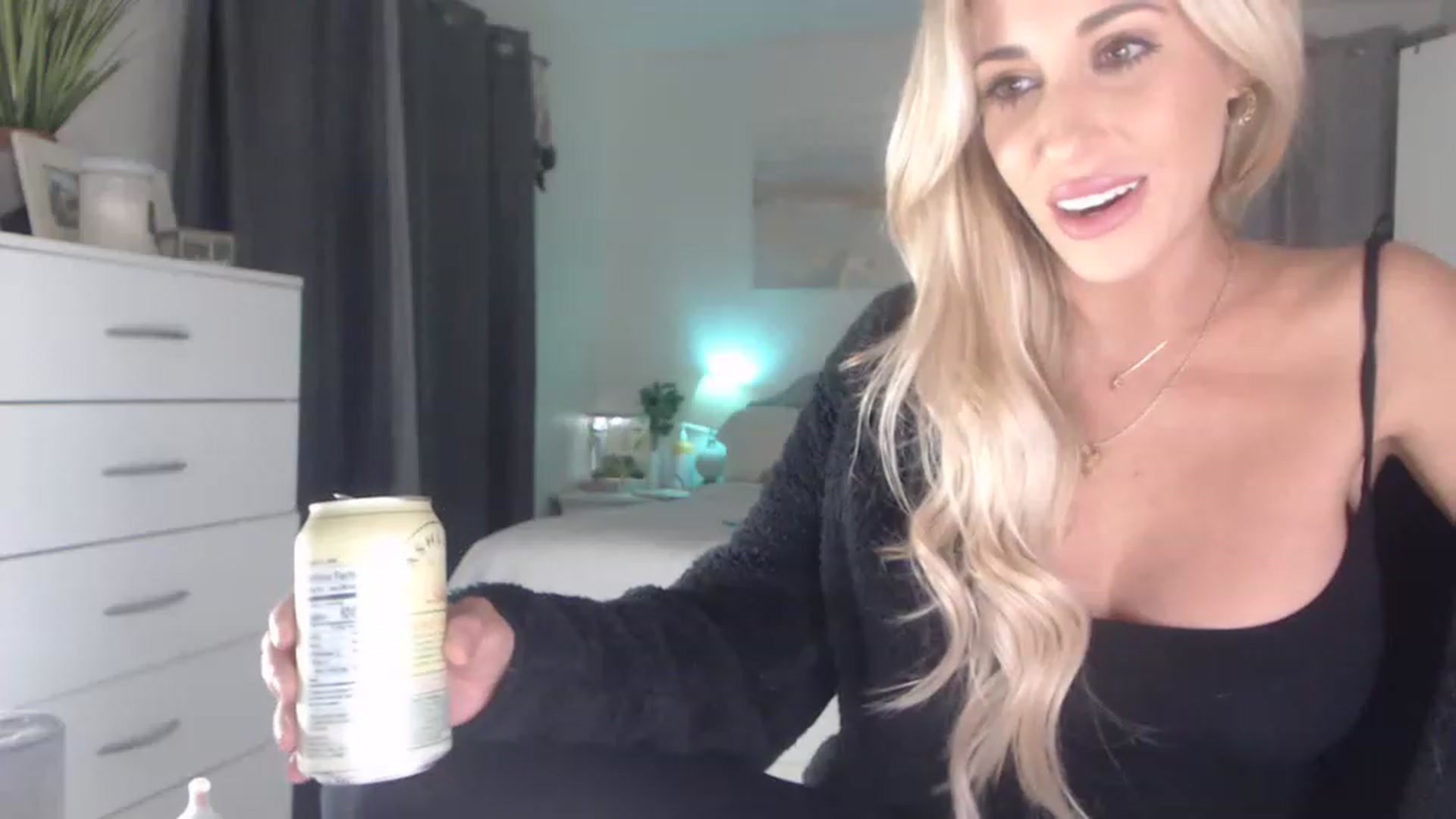 Gallery image thumbnail from Queen_bambii's myfreecams stream on, 02/24/2023, 09:25 image 17 of 20