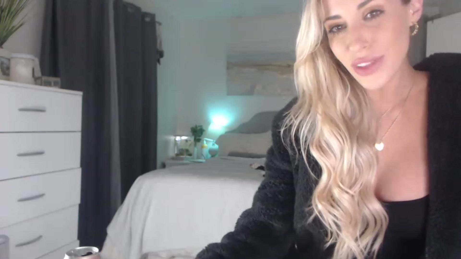 Gallery image thumbnail from Queen_bambii's myfreecams stream on, 02/24/2023, 09:25 image 11 of 20