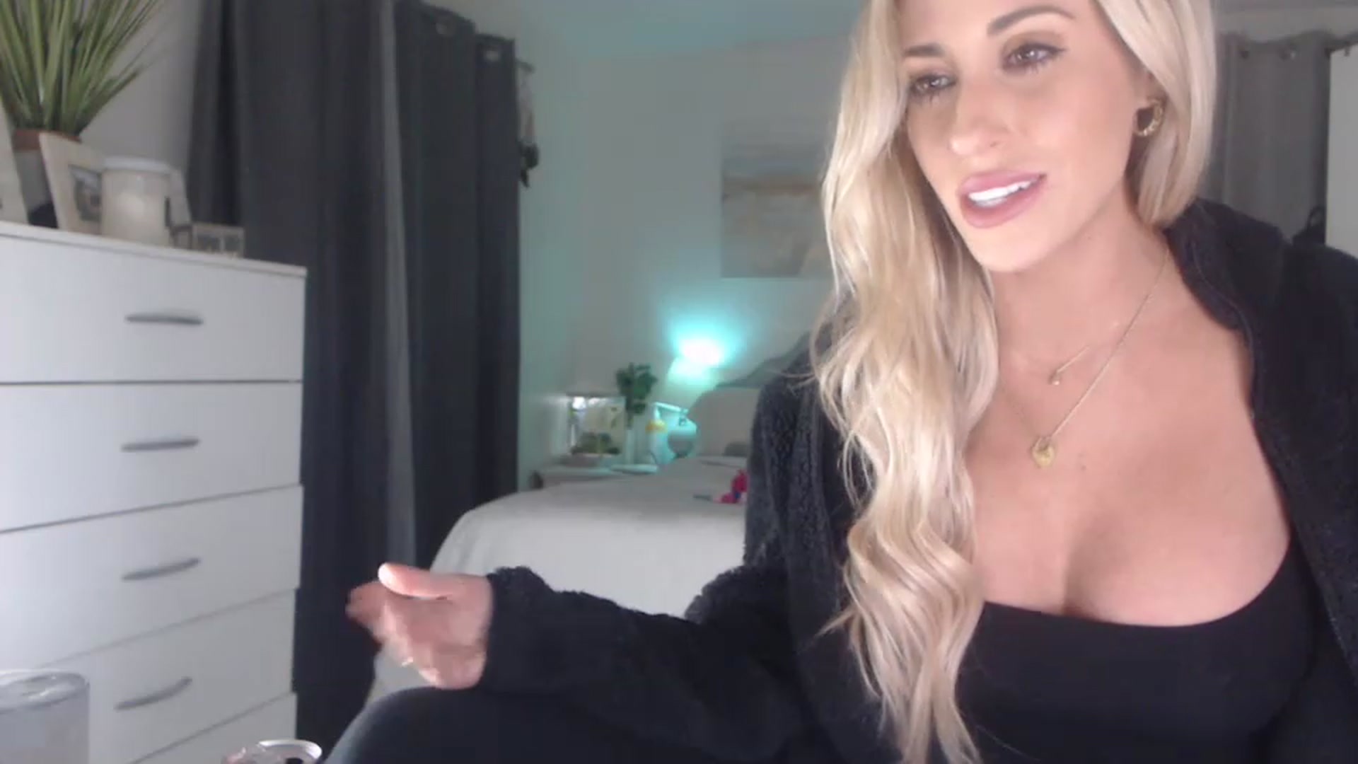 Gallery image thumbnail from Queen_bambii's myfreecams stream on, 02/24/2023, 09:25 image 16 of 20