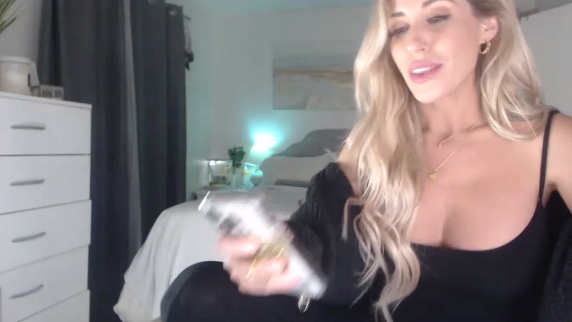 Gallery image thumbnail from Queen_bambii's myfreecams stream on, 02/24/2023, 09:25 image 10 of 20