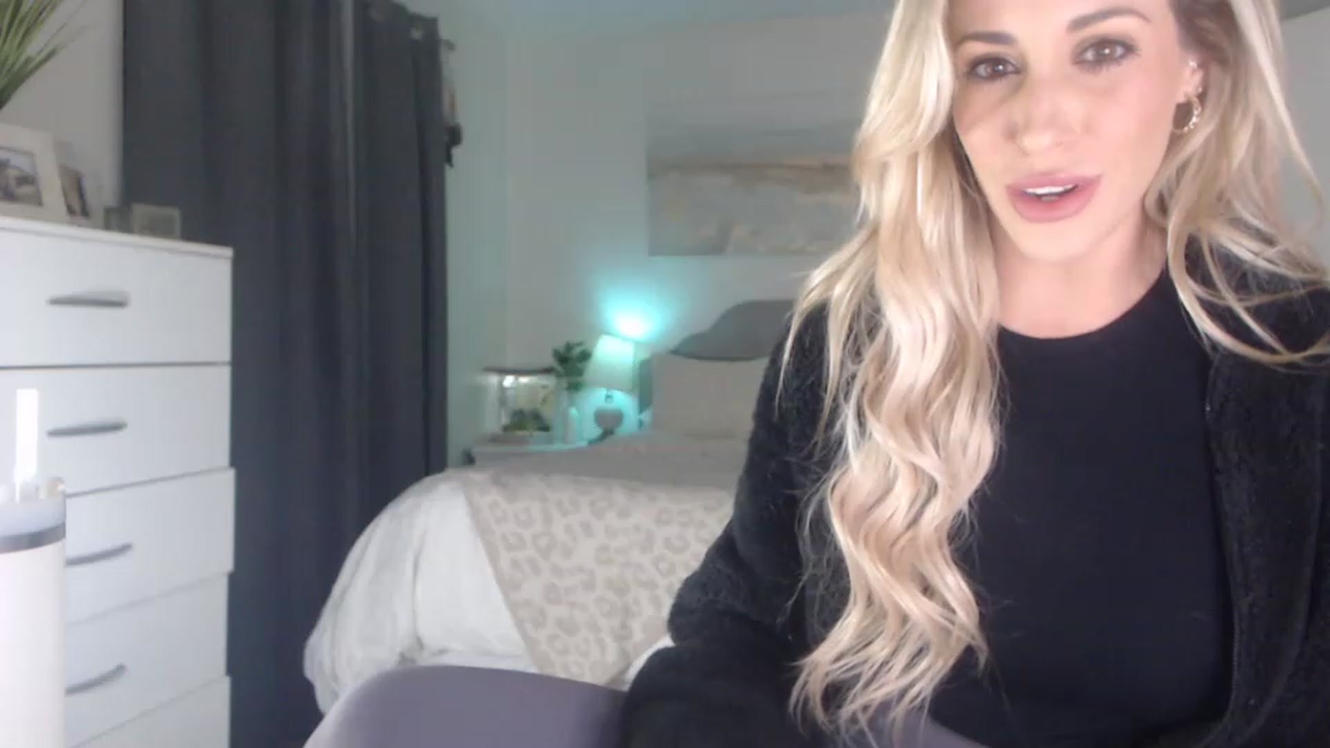 Gallery image thumbnail from Queen_bambii's myfreecams stream on, 02/28/2023, 07:03 image 6 of 20