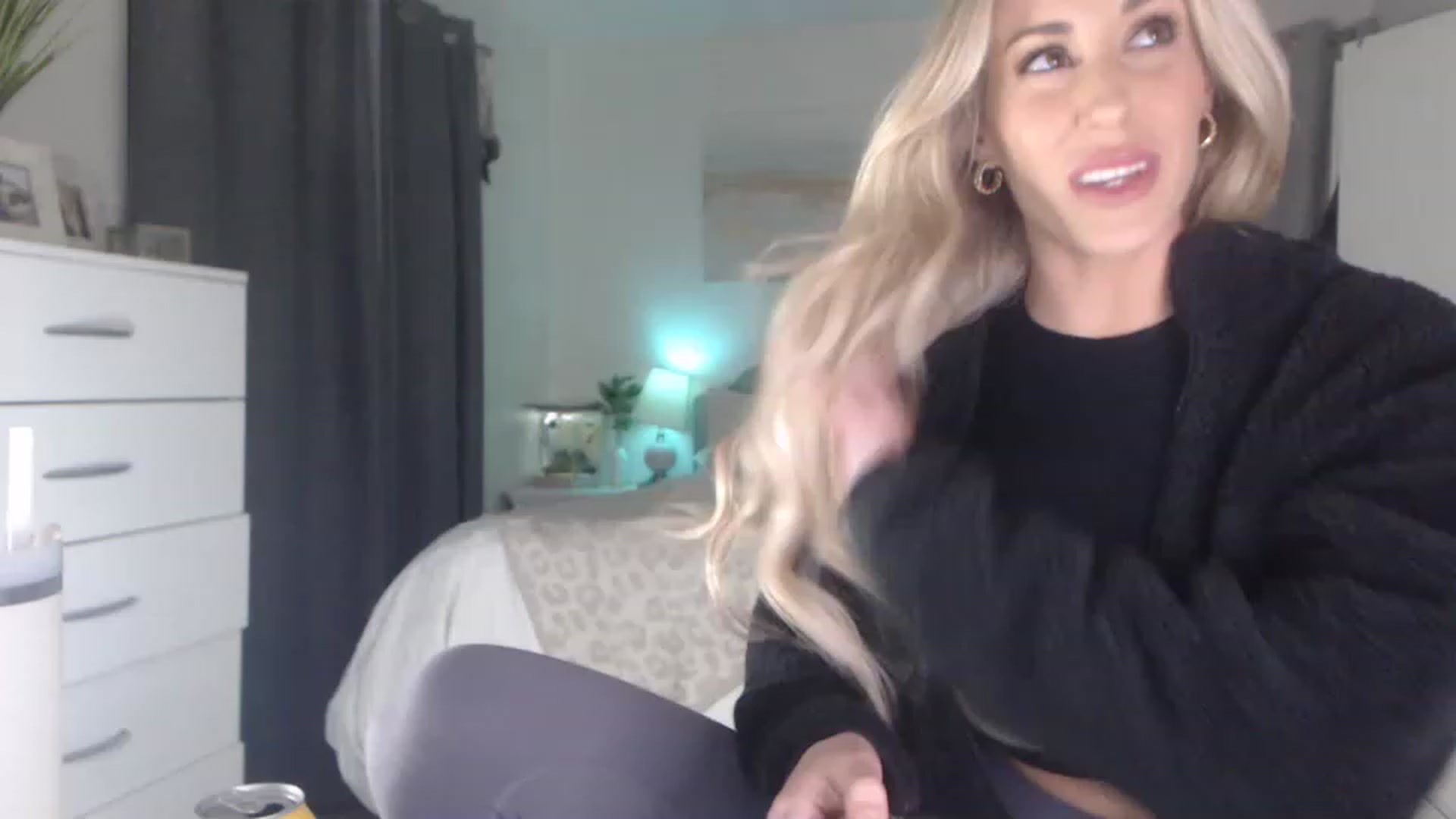 Gallery image thumbnail from Queen_bambii's myfreecams stream on, 02/28/2023, 07:03 image 13 of 20