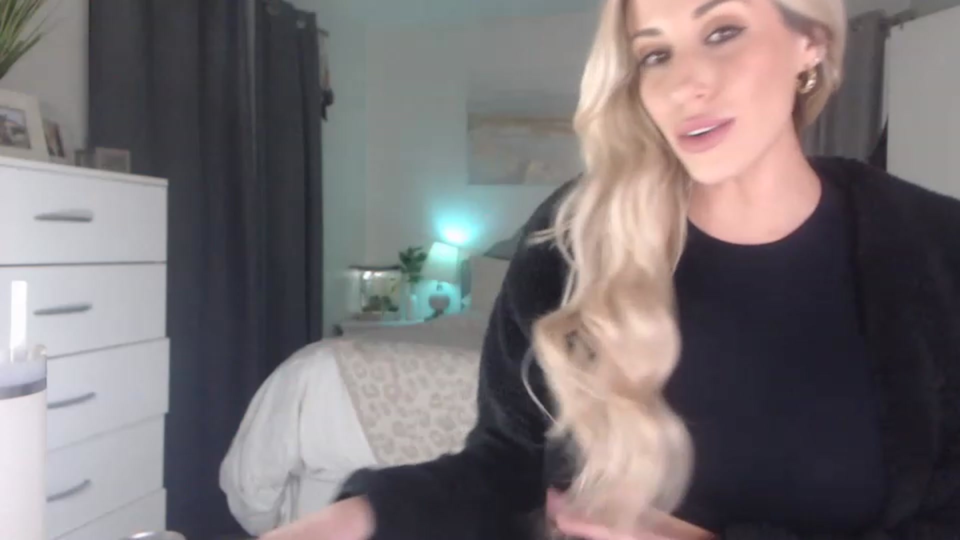Gallery image thumbnail from Queen_bambii's myfreecams stream on, 02/28/2023, 07:03 image 9 of 20