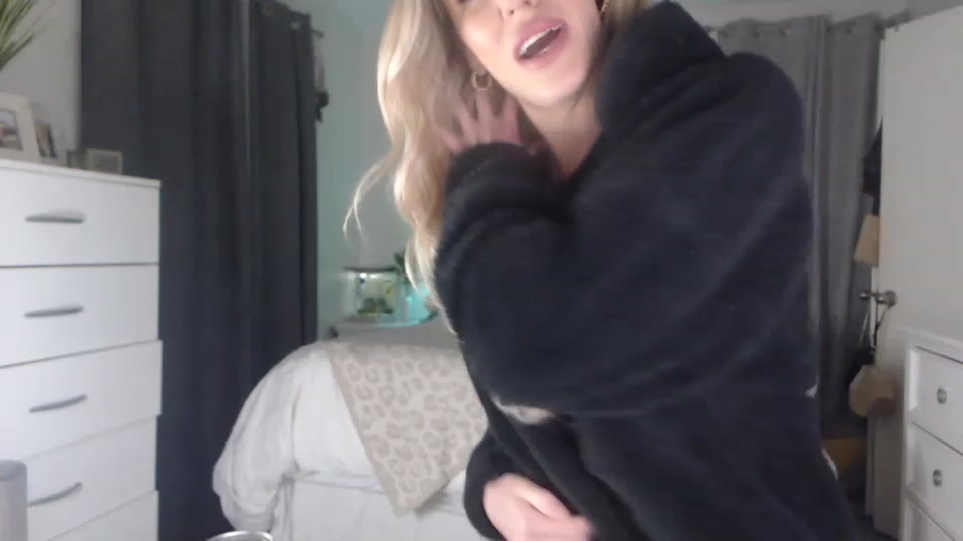 Gallery image thumbnail from Queen_bambii's myfreecams stream on, 02/28/2023, 07:03 image 14 of 20