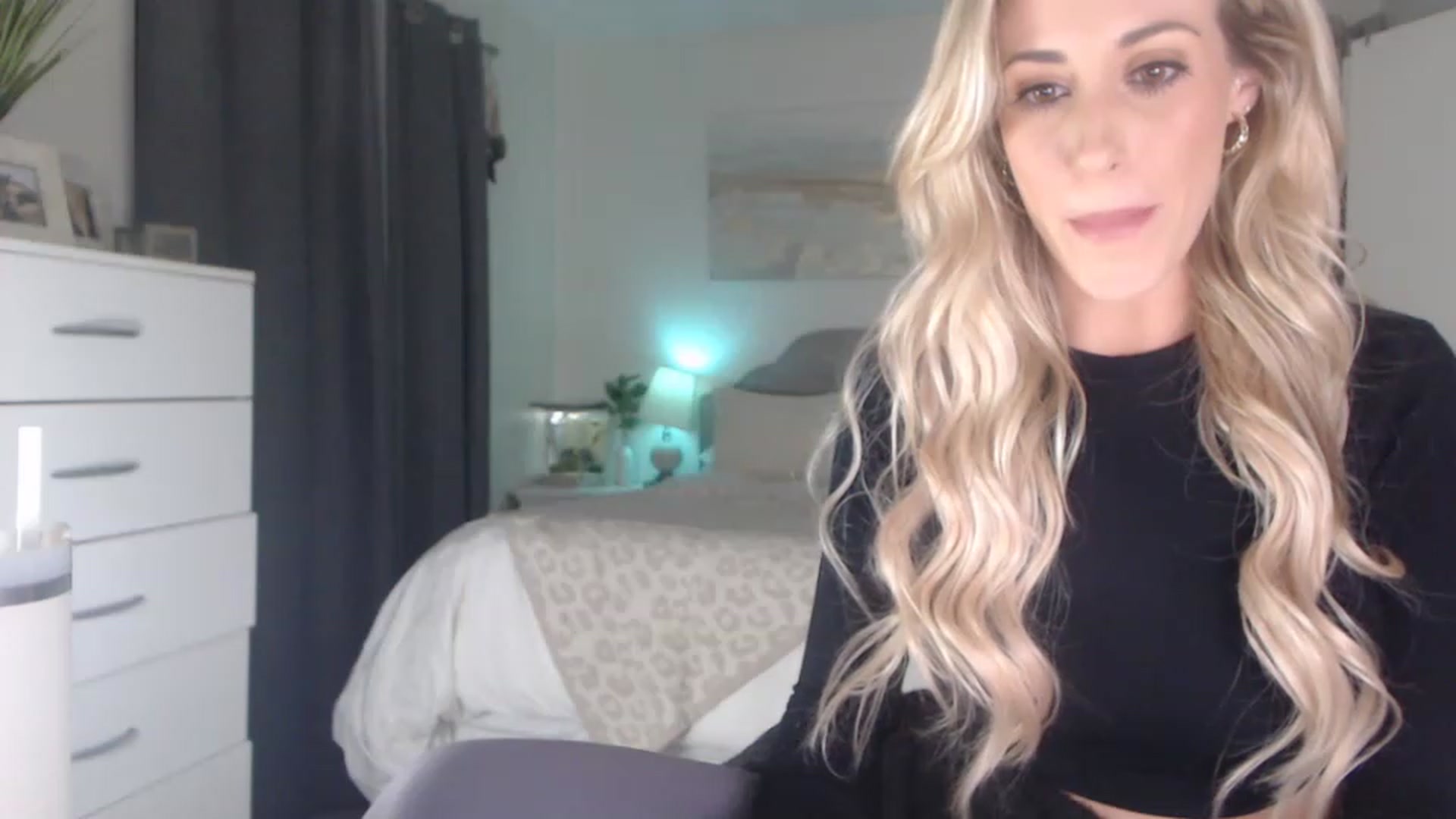 Gallery image thumbnail from Queen_bambii's myfreecams stream on, 02/28/2023, 07:03 image 8 of 20