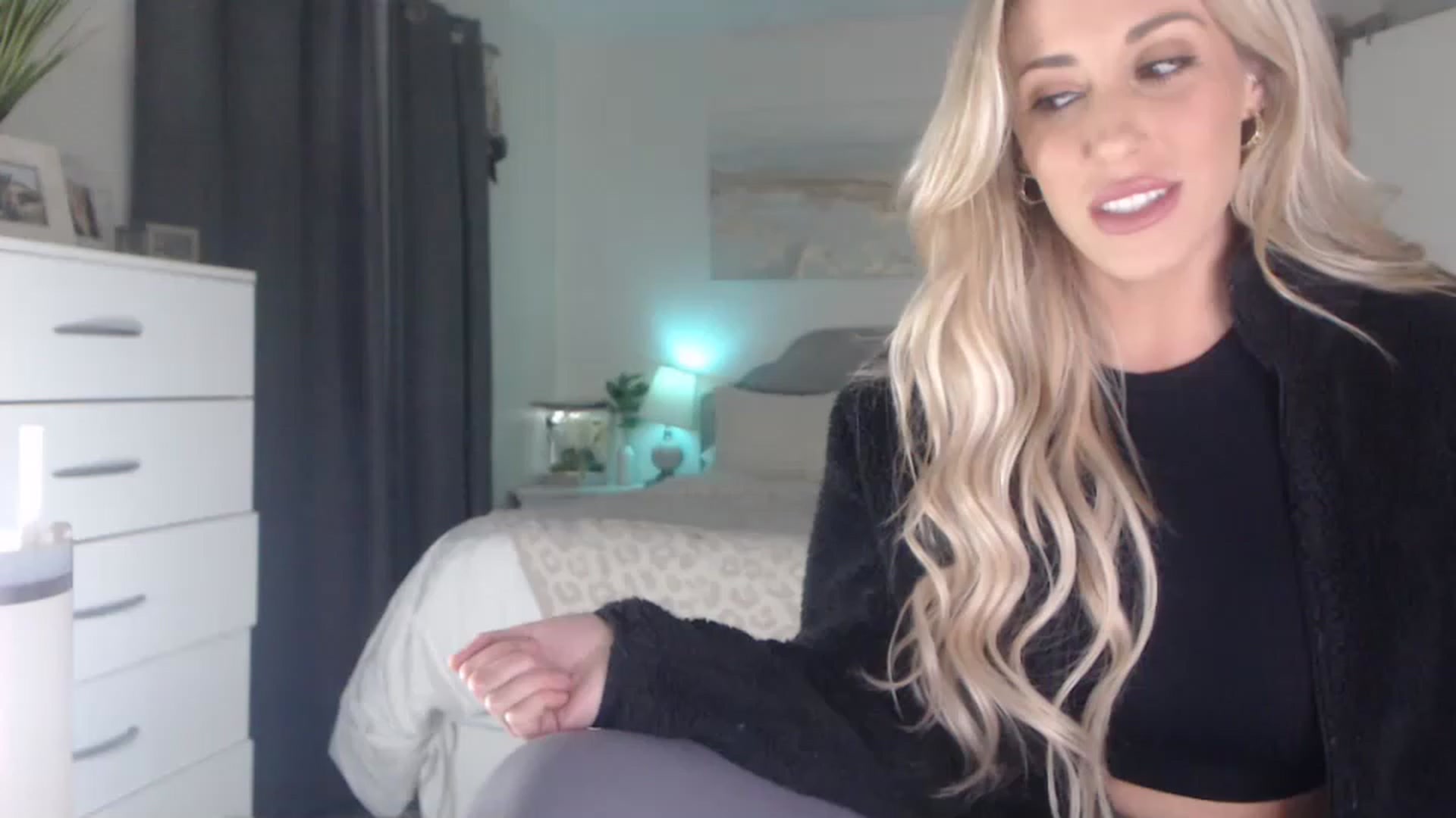 Gallery image thumbnail from Queen_bambii's myfreecams stream on, 02/28/2023, 07:03 image 4 of 20