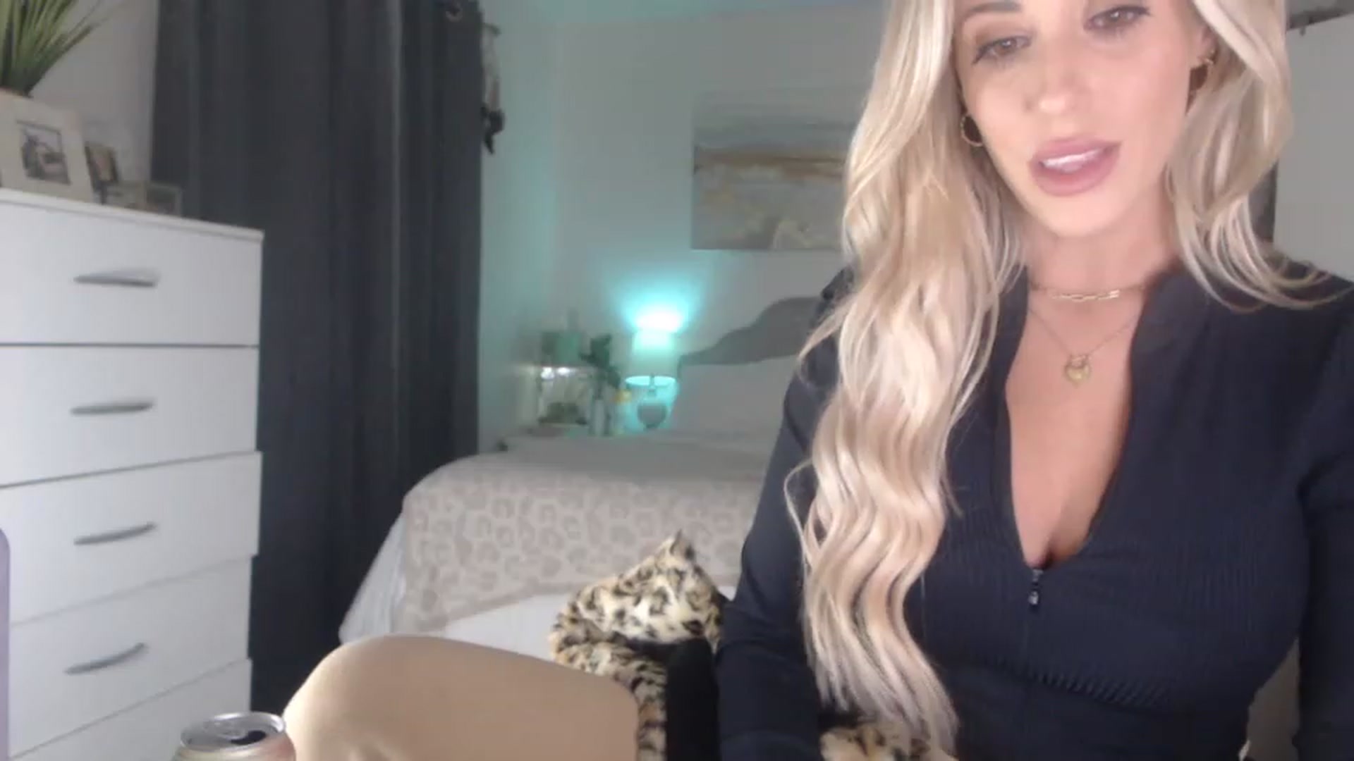 Gallery image thumbnail from Queen_bambii's myfreecams stream on, 03/04/2023, 09:06 image 6 of 20