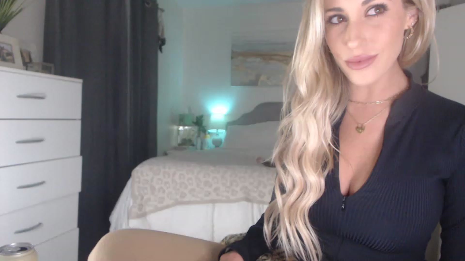 Gallery image thumbnail from Queen_bambii's myfreecams stream on, 03/04/2023, 09:06 image 4 of 20