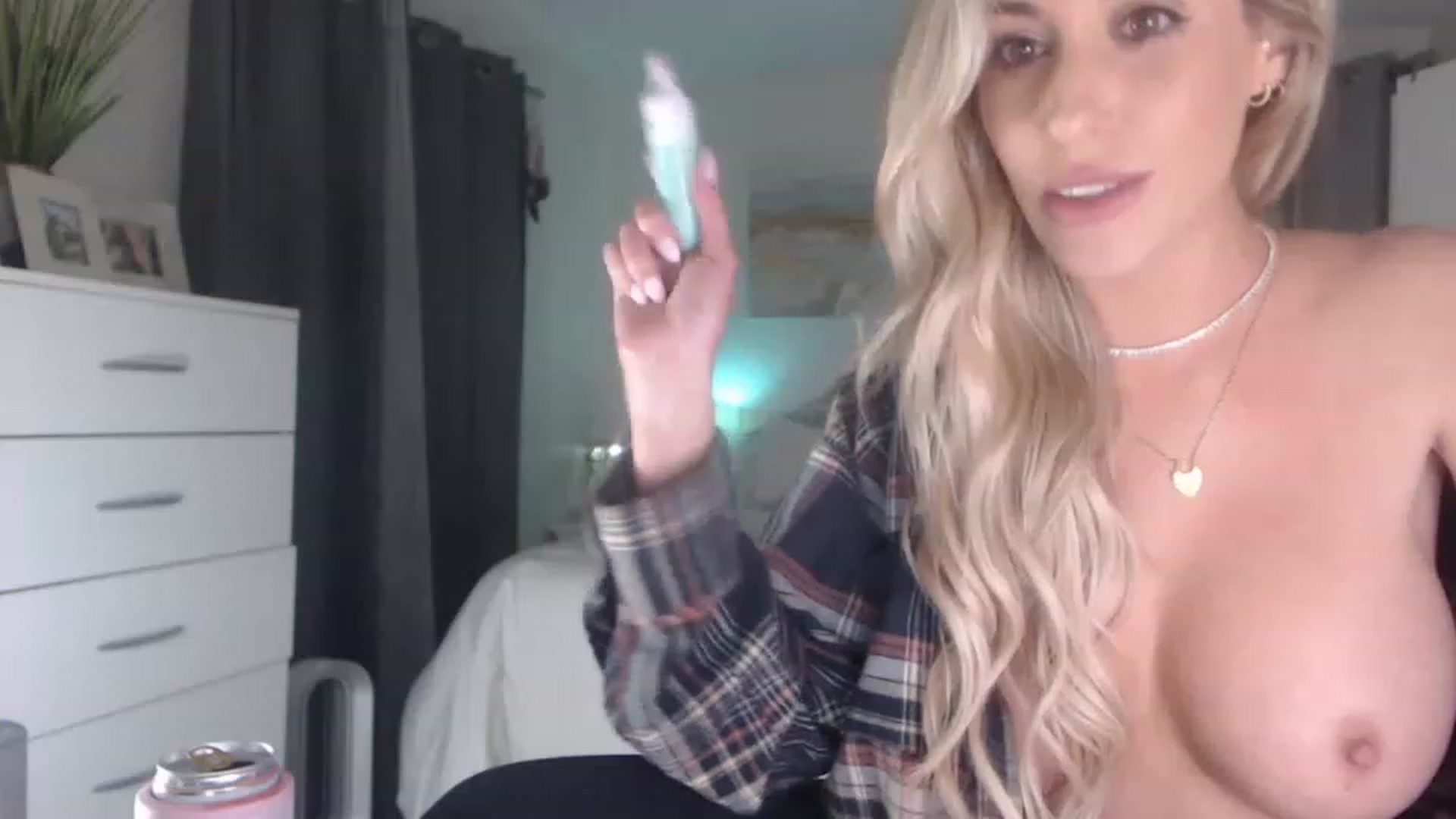 Gallery image thumbnail from Queen_bambii's myfreecams stream on, 03/08/2023, 08:48 image 15 of 20