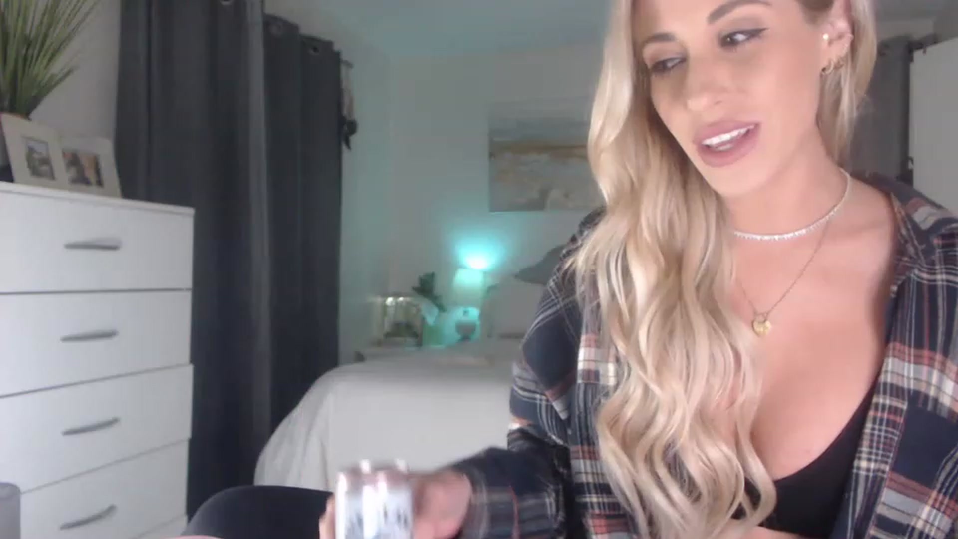 Gallery image thumbnail from Queen_bambii's myfreecams stream on, 03/08/2023, 08:48 image 11 of 20