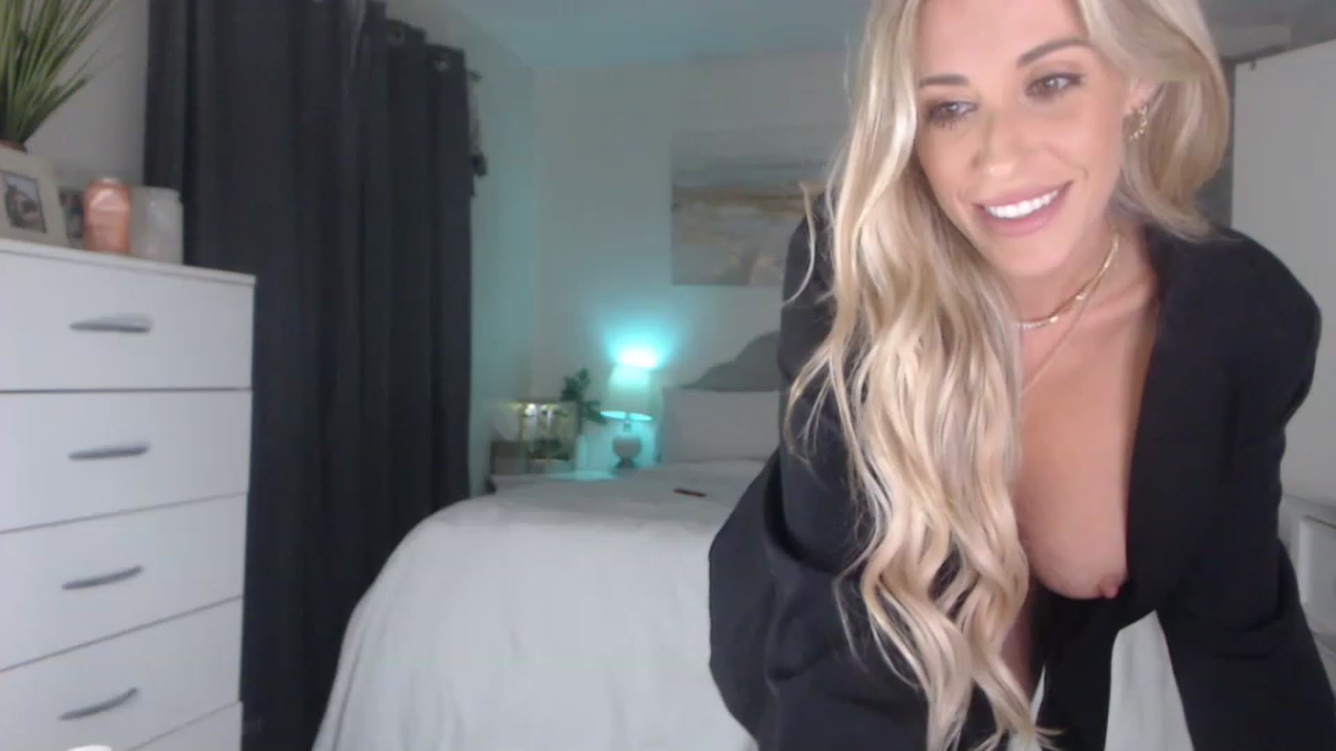 Gallery image thumbnail from Queen_bambii's myfreecams stream on, 03/16/2023, 07:50 image 17 of 20