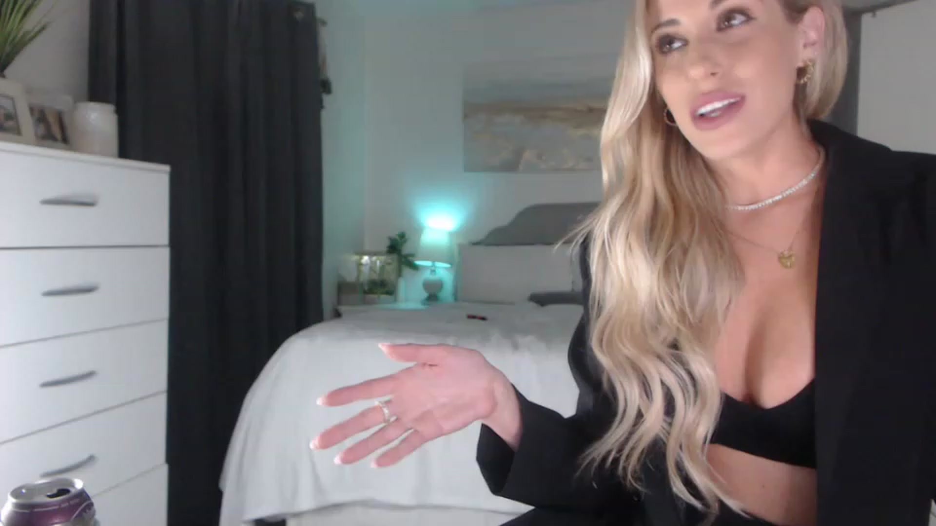 Gallery image thumbnail from Queen_bambii's myfreecams stream on, 03/16/2023, 07:50 image 4 of 20