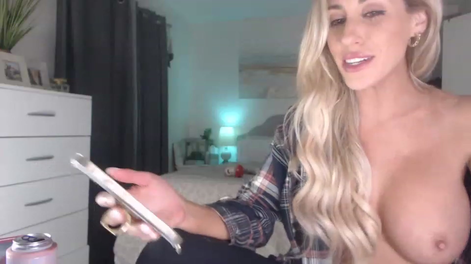 Gallery image thumbnail from Queen_bambii's myfreecams stream on, 04/01/2023, 08:05 image 18 of 20