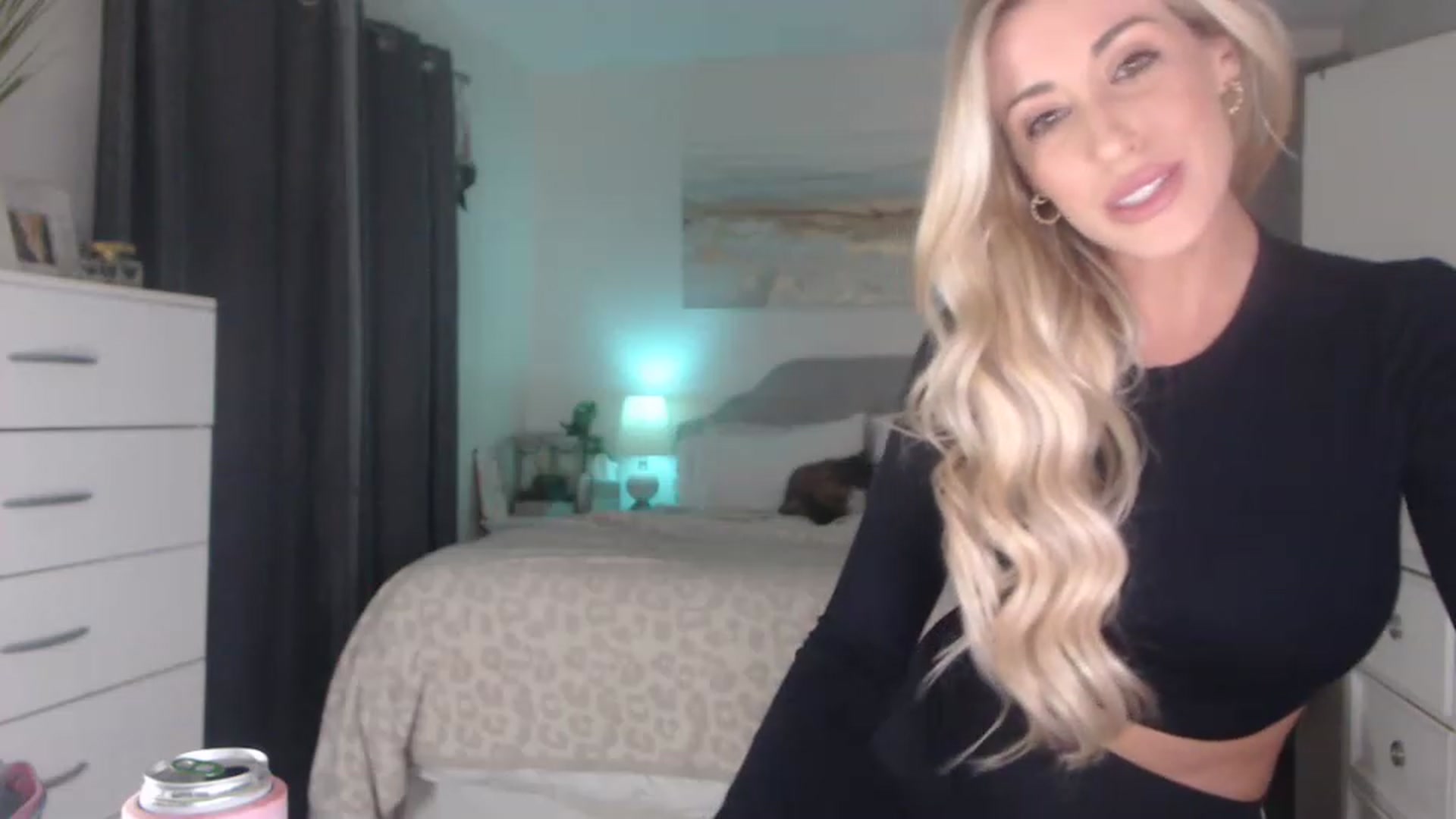 Gallery image thumbnail from Queen_bambii's myfreecams stream on, 04/01/2023, 08:05 image 3 of 20