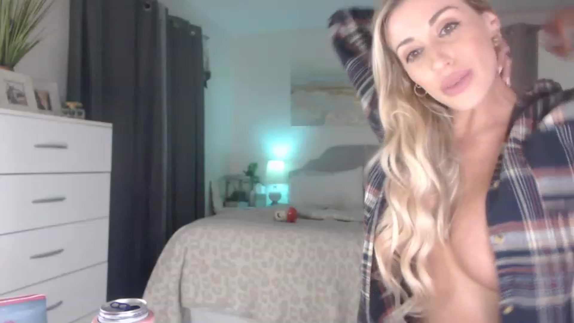Gallery image thumbnail from Queen_bambii's myfreecams stream on, 04/01/2023, 08:05 image 15 of 20