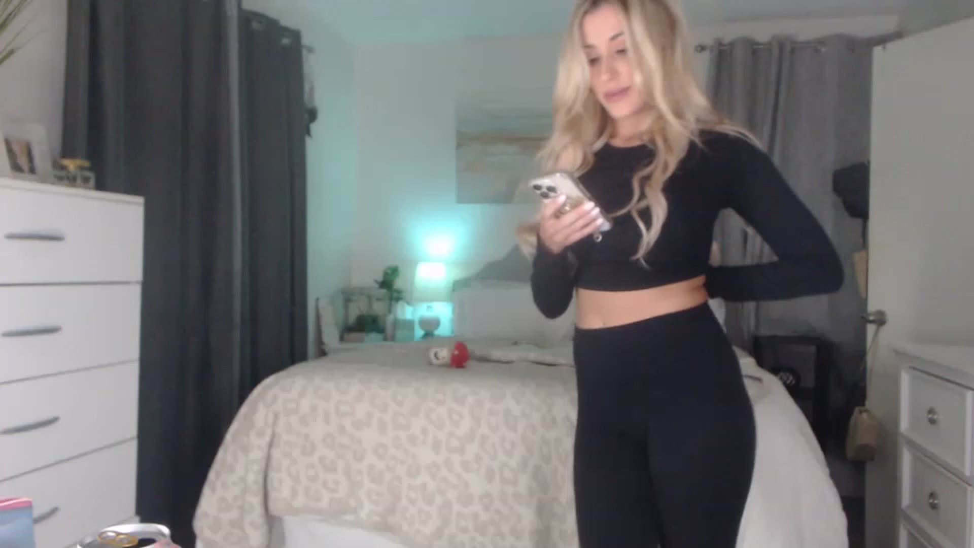 Gallery image thumbnail from Queen_bambii's myfreecams stream on, 04/01/2023, 08:05 image 10 of 20