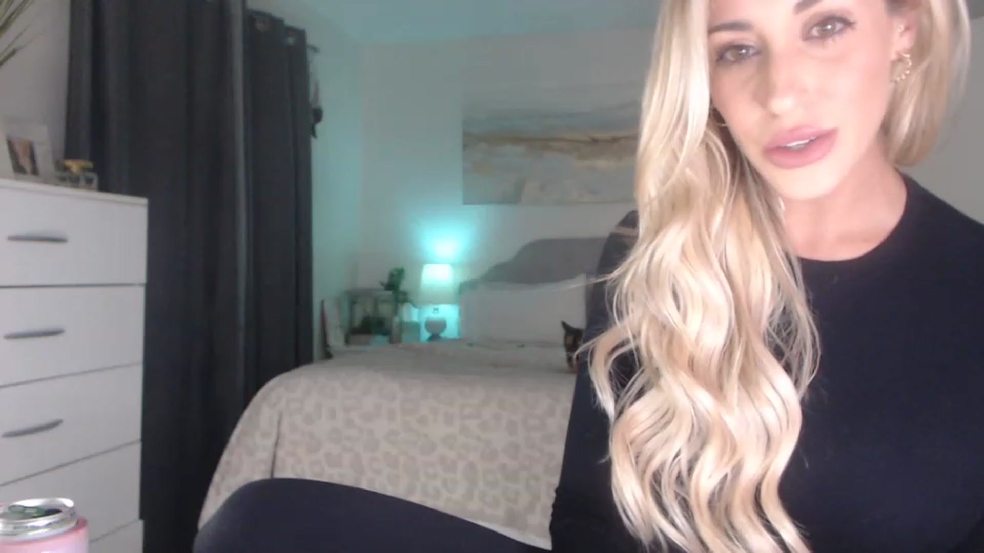 Gallery image thumbnail from Queen_bambii's myfreecams stream on, 04/01/2023, 08:05 image 5 of 20