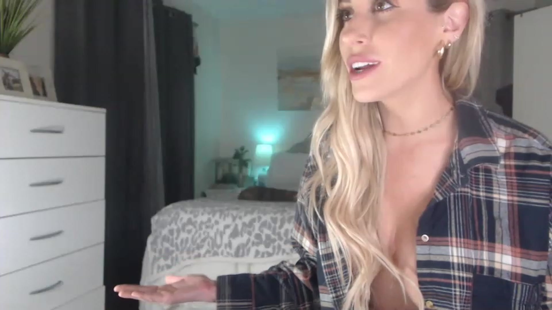Gallery image thumbnail from Queen_bambii's myfreecams stream on, 04/06/2023, 06:14 image 17 of 20