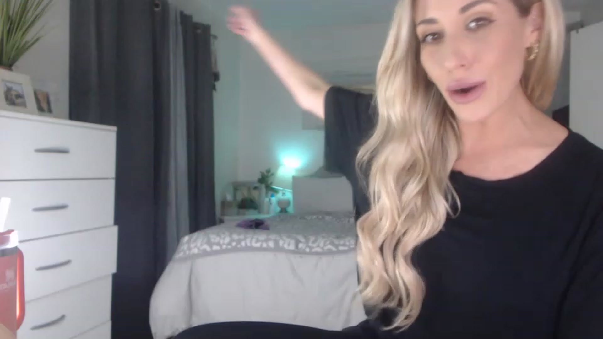 Gallery image thumbnail from Queen_bambii's myfreecams stream on, 04/12/2023, 07:16 image 10 of 20