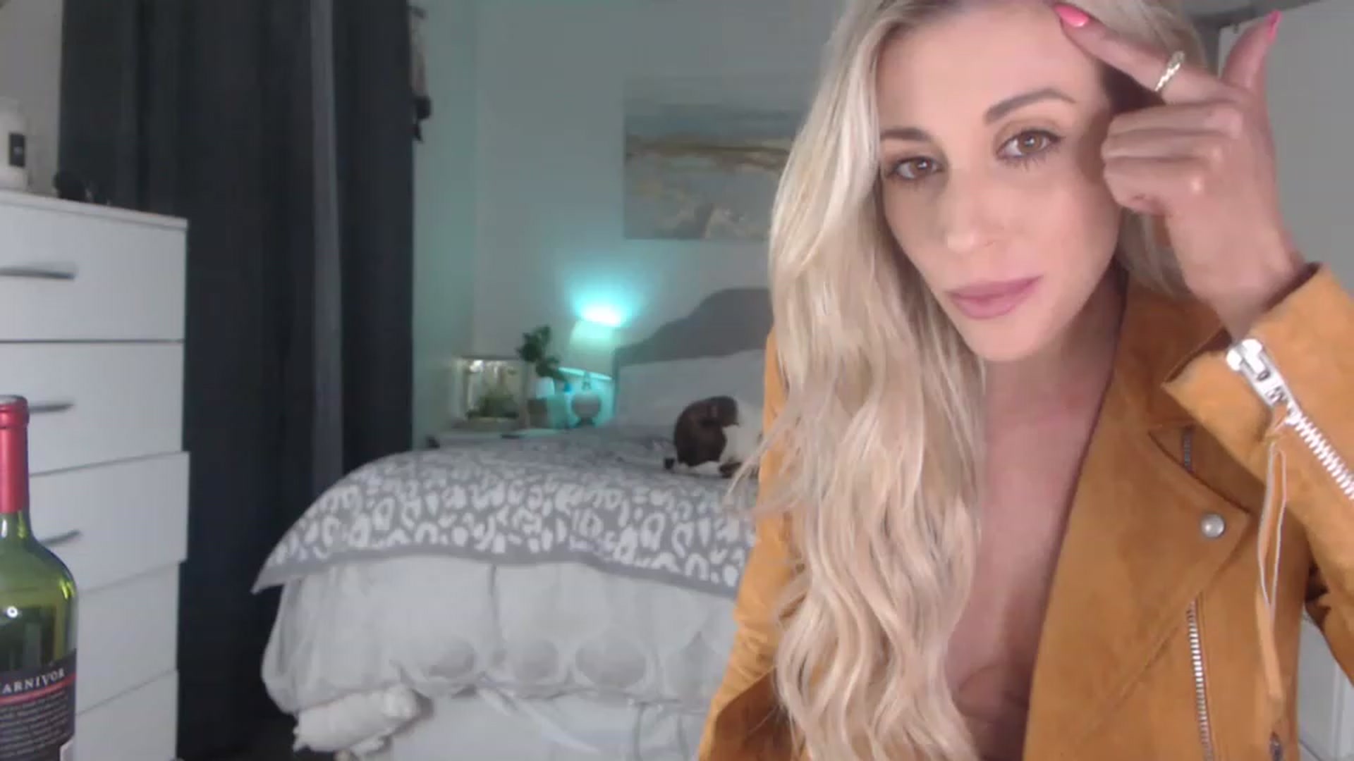Gallery image thumbnail from Queen_bambii's myfreecams stream on, 04/14/2023, 07:07 image 14 of 20