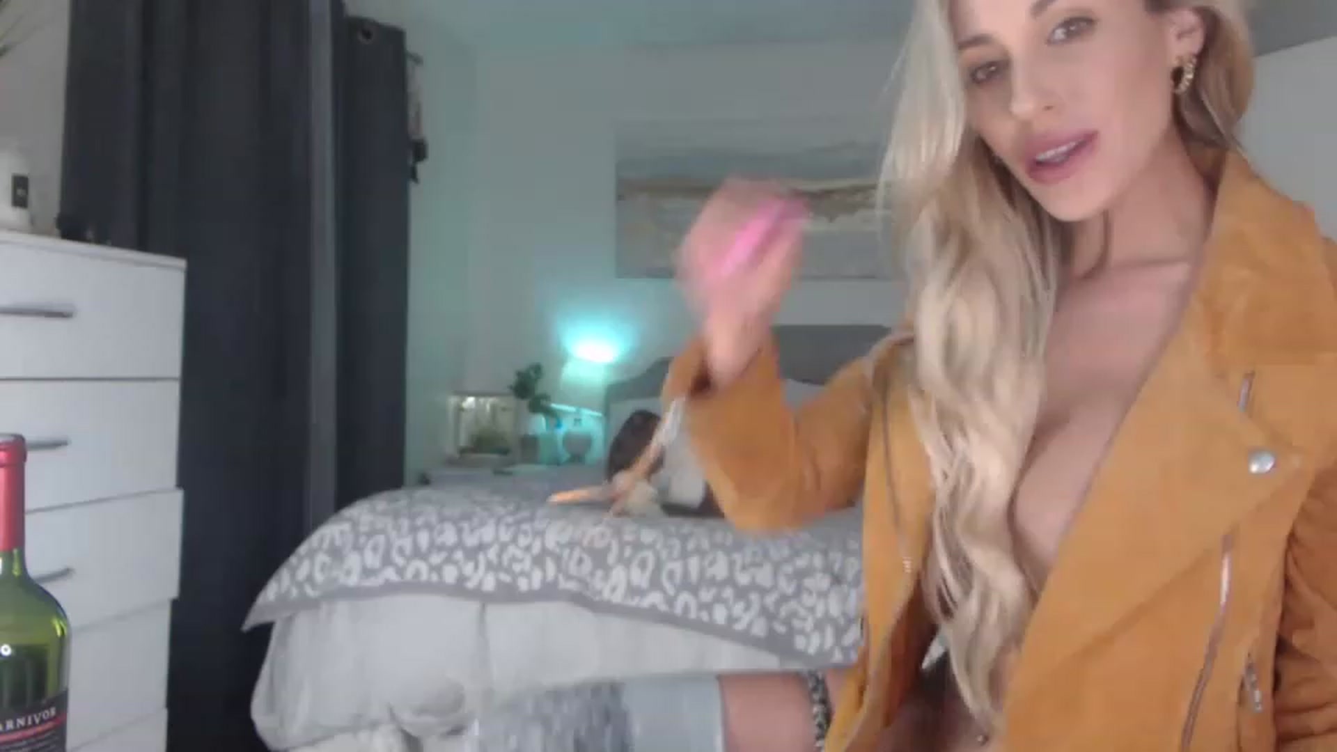 Gallery image thumbnail from Queen_bambii's myfreecams stream on, 04/14/2023, 07:07 image 17 of 20