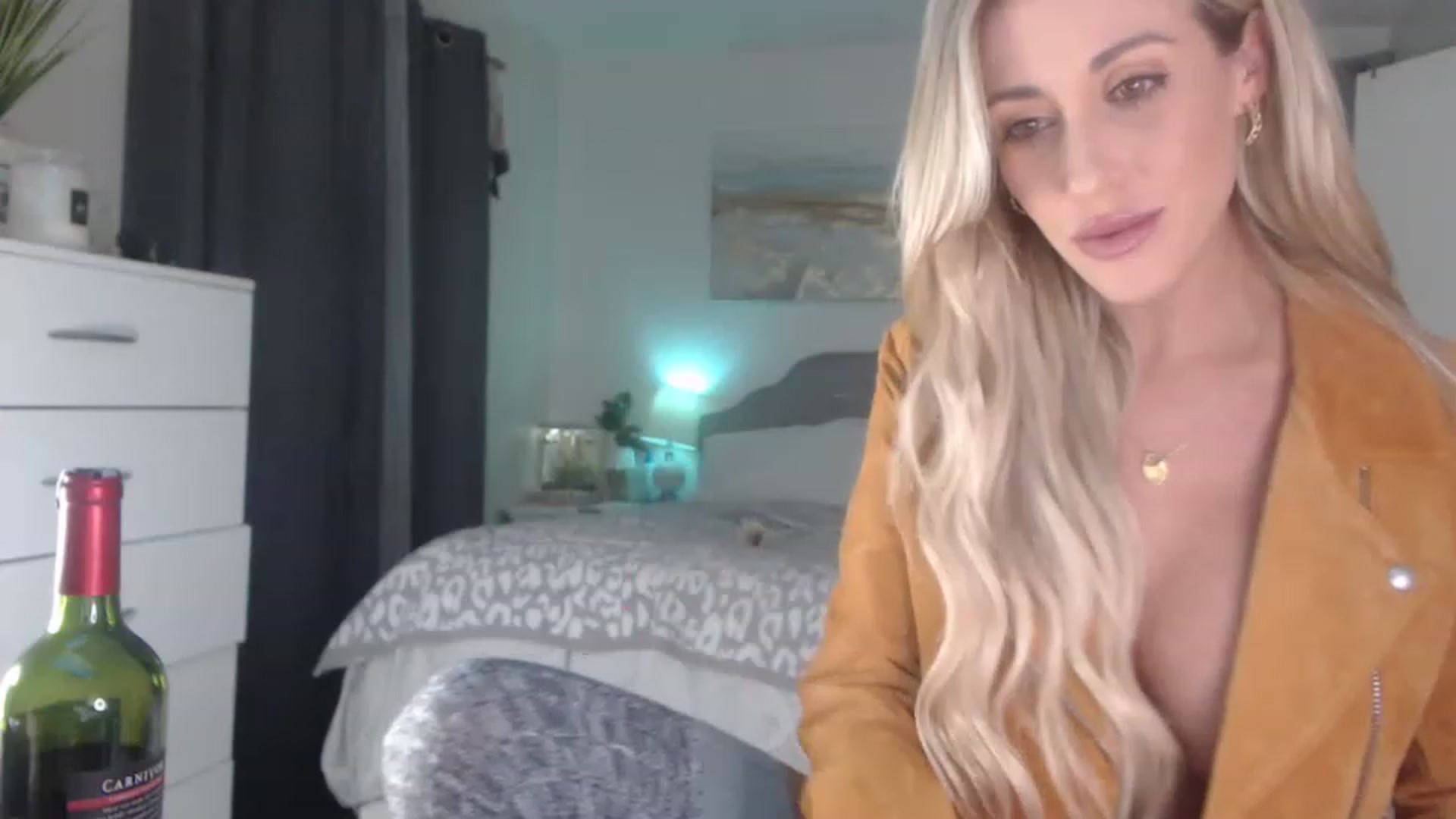 Gallery image thumbnail from Queen_bambii's myfreecams stream on, 04/14/2023, 07:07 image 5 of 20