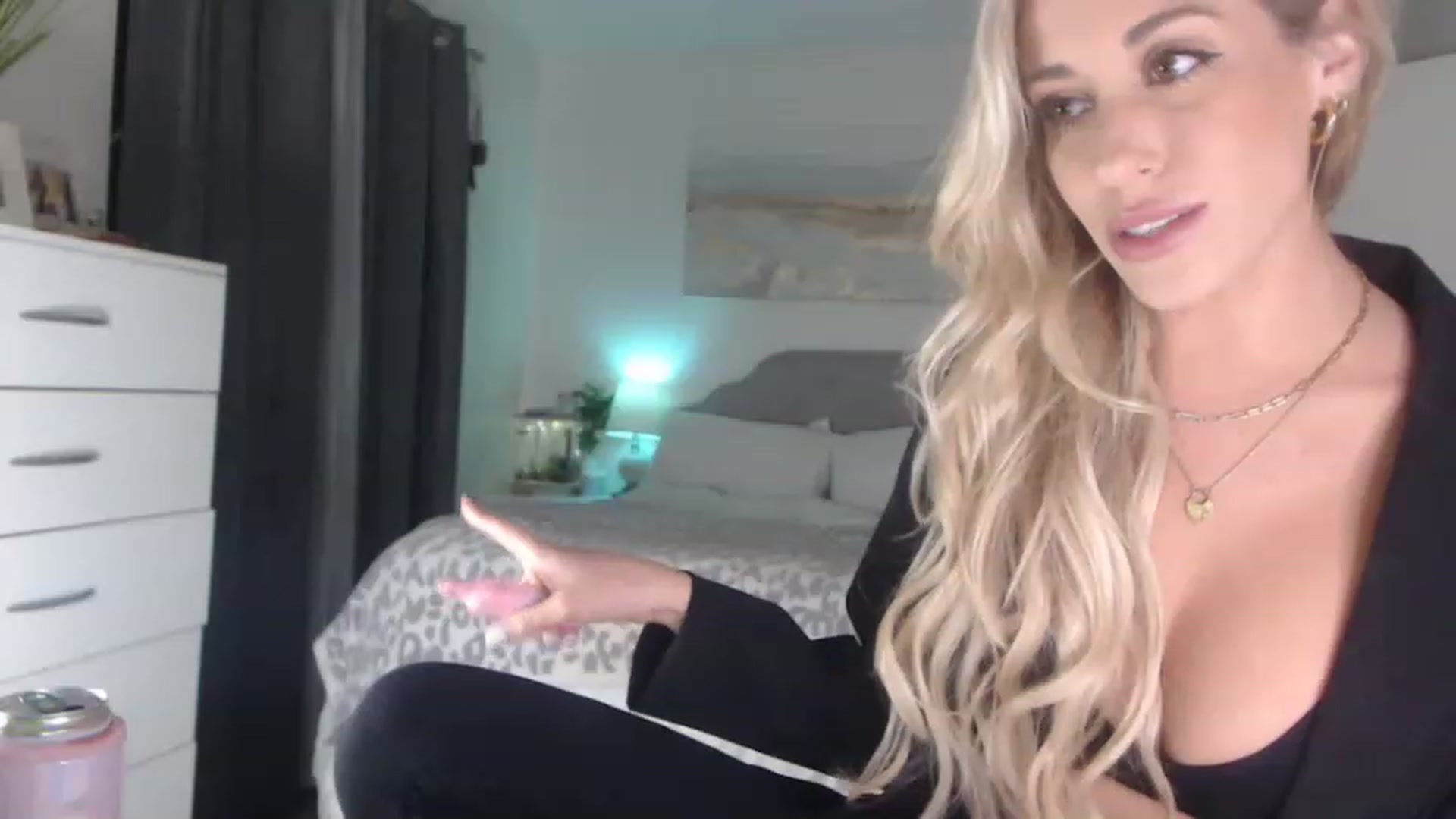 Gallery image thumbnail from Queen_bambii's myfreecams stream on, 05/10/2023, 07:30 image 6 of 20