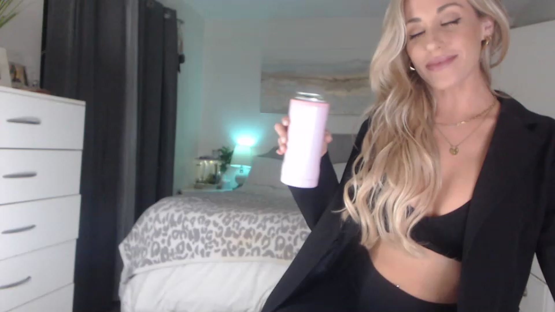 Gallery image thumbnail from Queen_bambii's myfreecams stream on, 05/10/2023, 07:30 image 5 of 20