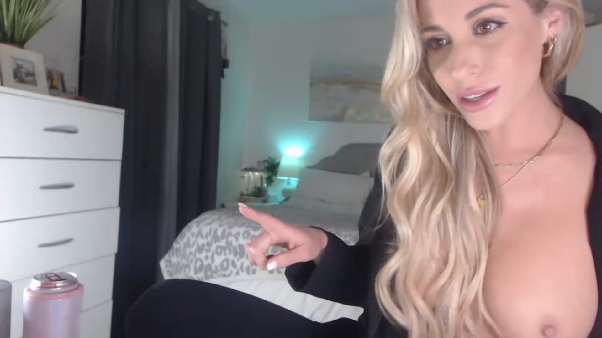 Gallery image thumbnail from Queen_bambii's myfreecams stream on, 05/10/2023, 07:30 image 17 of 20