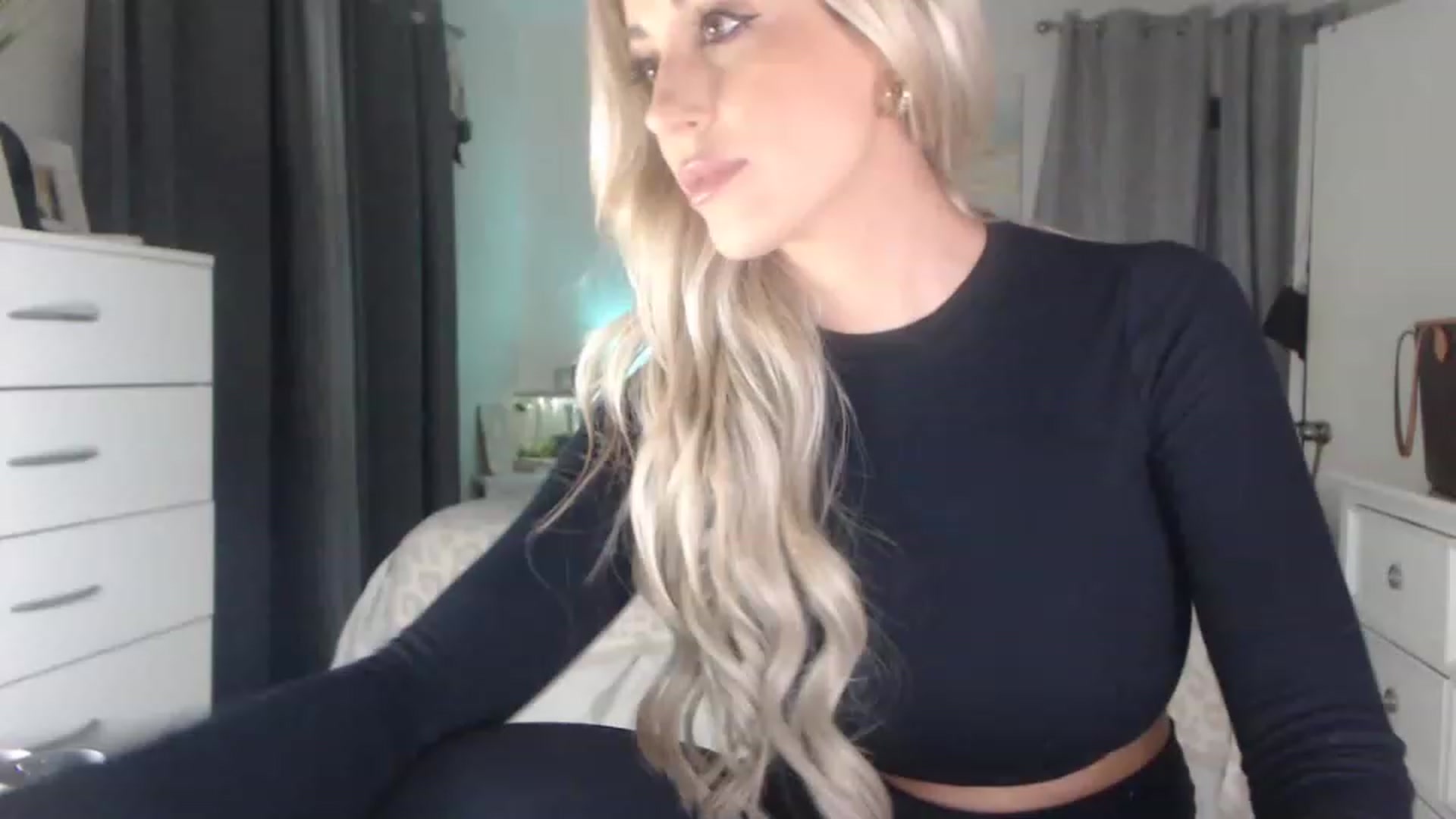 Gallery image thumbnail from Queen_bambii's myfreecams stream on, 06/08/2023, 08:07 image 1 of 20
