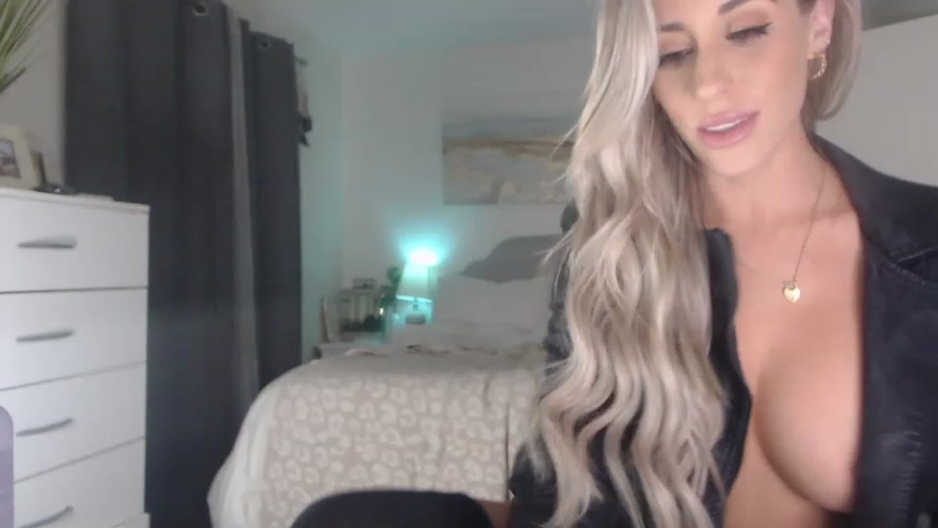 Gallery image thumbnail from Queen_bambii's myfreecams stream on, 06/17/2023, 07:11 image 15 of 20