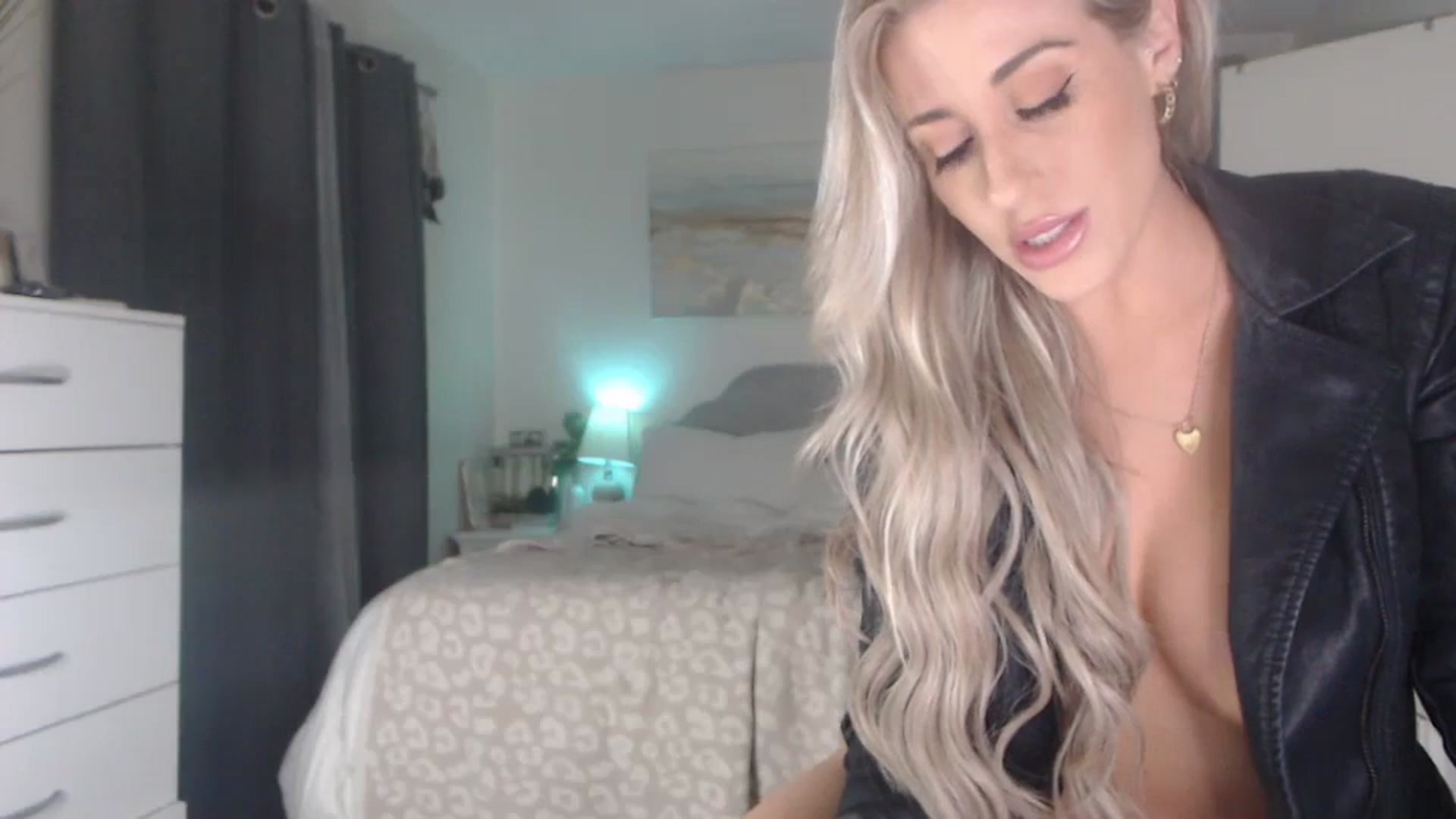 Gallery image thumbnail from Queen_bambii's myfreecams stream on, 06/17/2023, 07:29 image 11 of 20