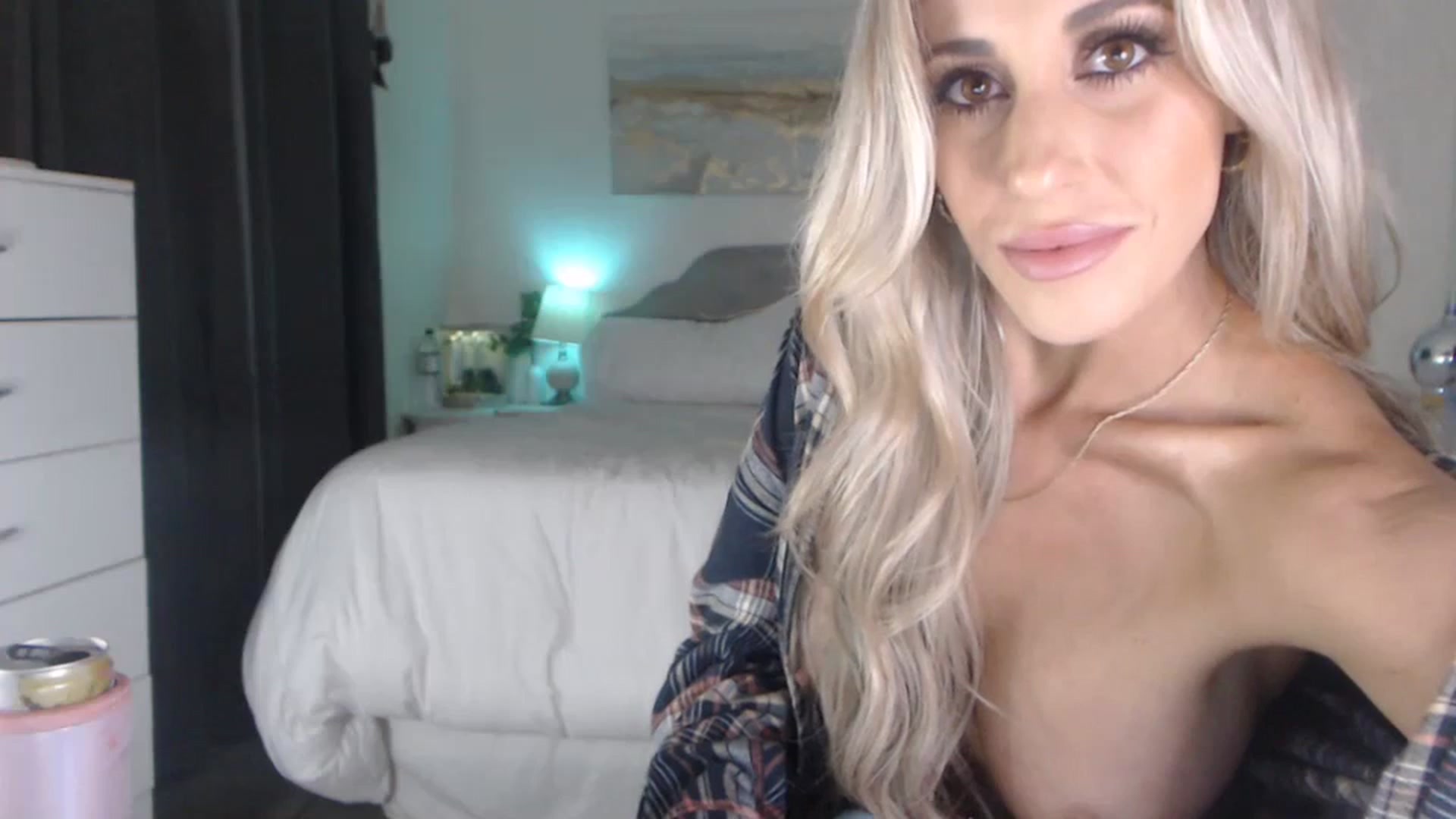 Gallery image thumbnail from Queen_bambii's myfreecams stream on, 06/22/2023, 08:40 image 7 of 20