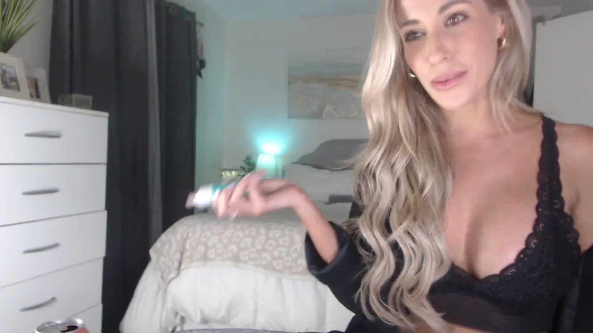 Gallery image thumbnail from Queen_bambii's myfreecams stream on, 06/29/2023, 05:50 image 16 of 20